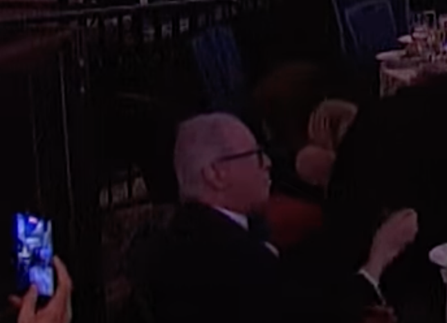 Capture d'écran de l'homme identifié en tant que Michael Glantz en train de manger I Source : https://www.facebook.com/cnn/videos/1264614095884656/