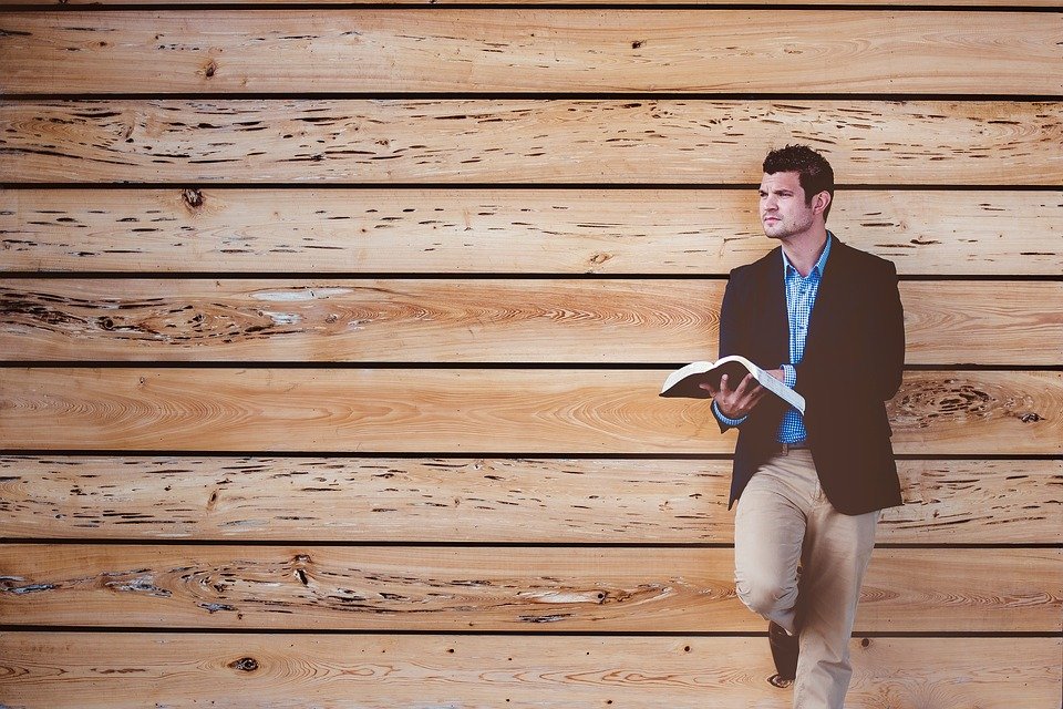 Un homme avec la Bible. l Photo : Pixabay