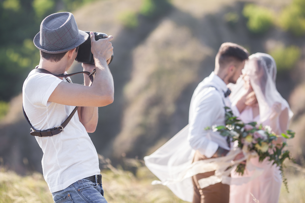 Fotógrafo tira foto de casal em casamento. | Foto: Shutterstock