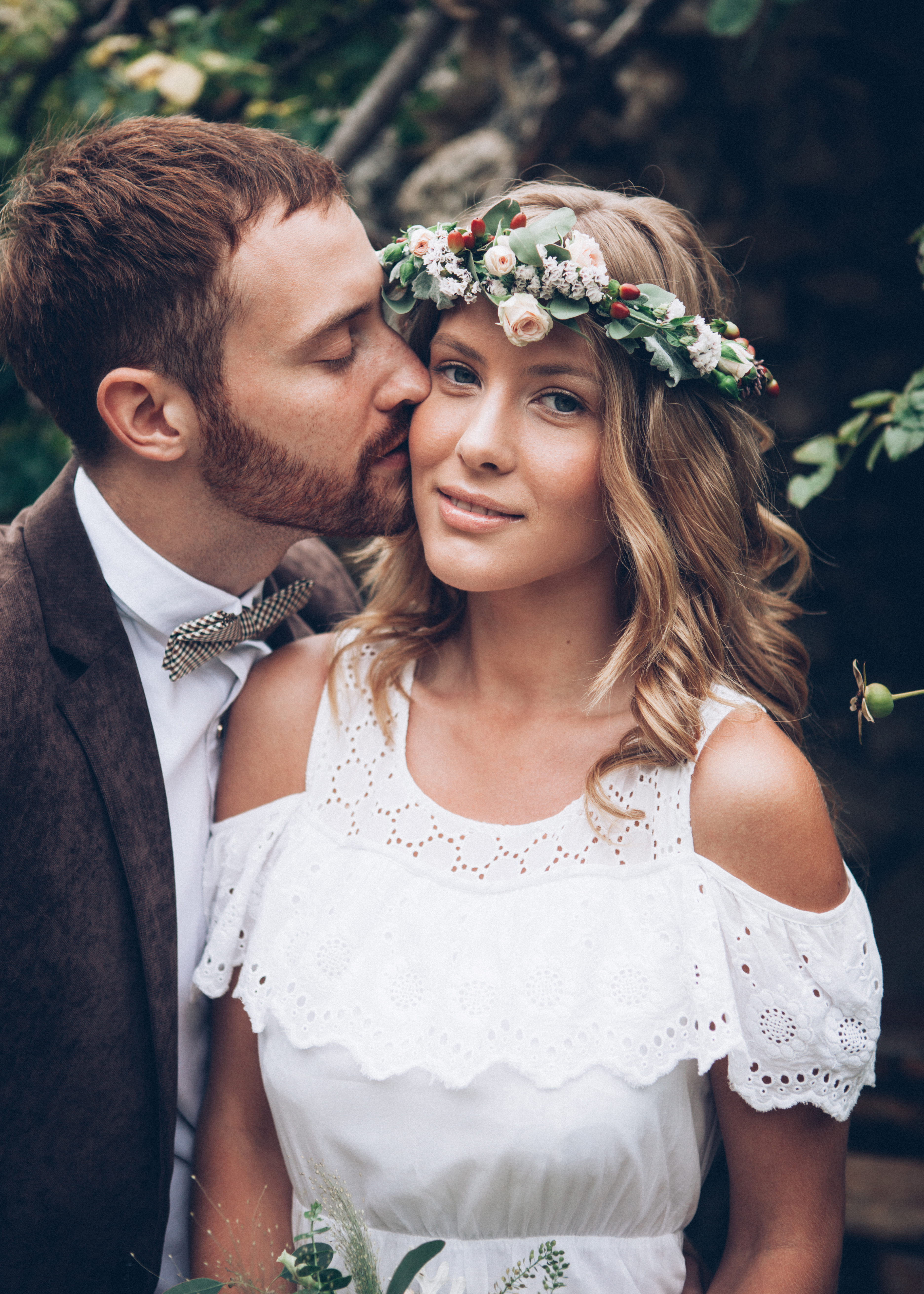 Un homme embrassant la joue de sa fiancée. | Source : Shutterstock