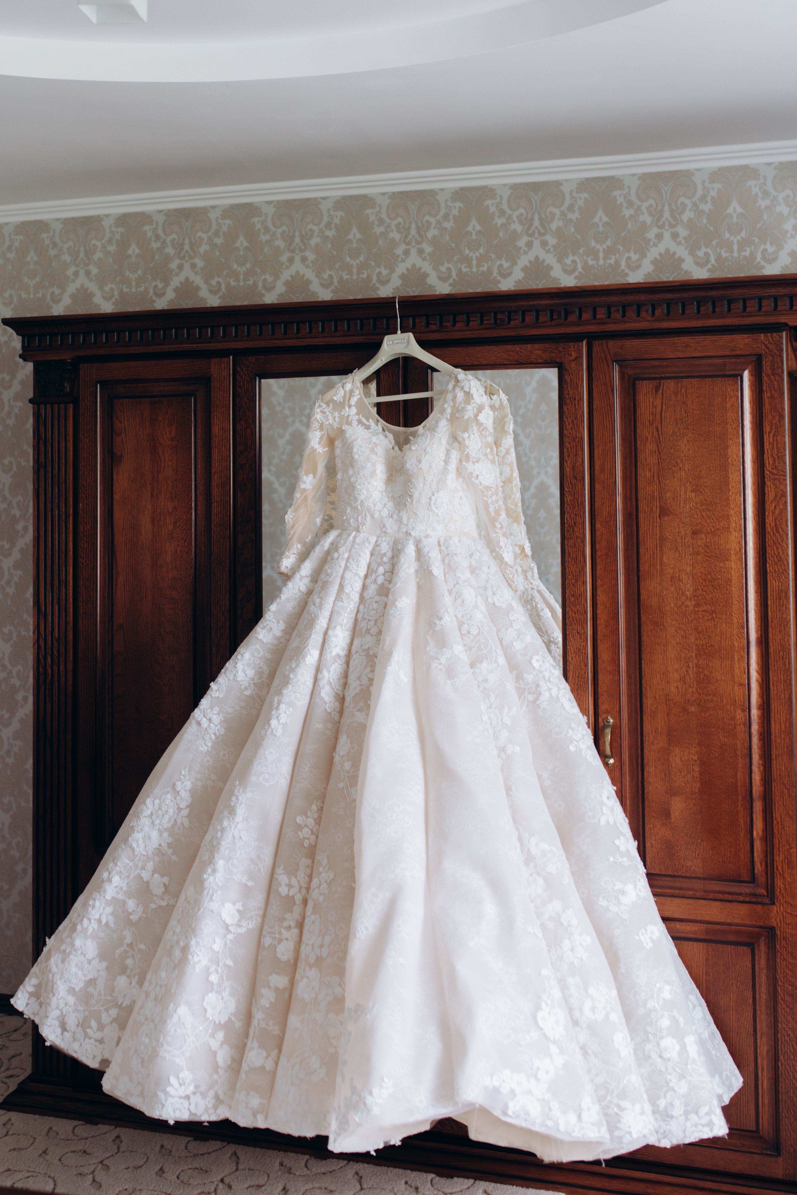 Une robe de mariée sur l'armoire | Source : Freepik