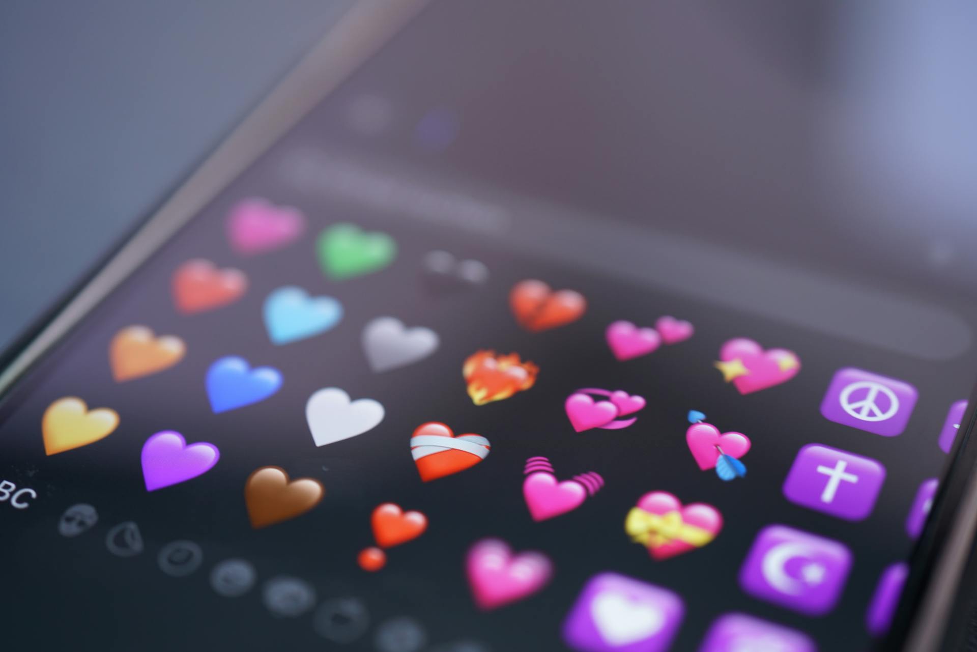 Emojis de cœur colorés sur l'écran d'un smartphone | Source : Pexels