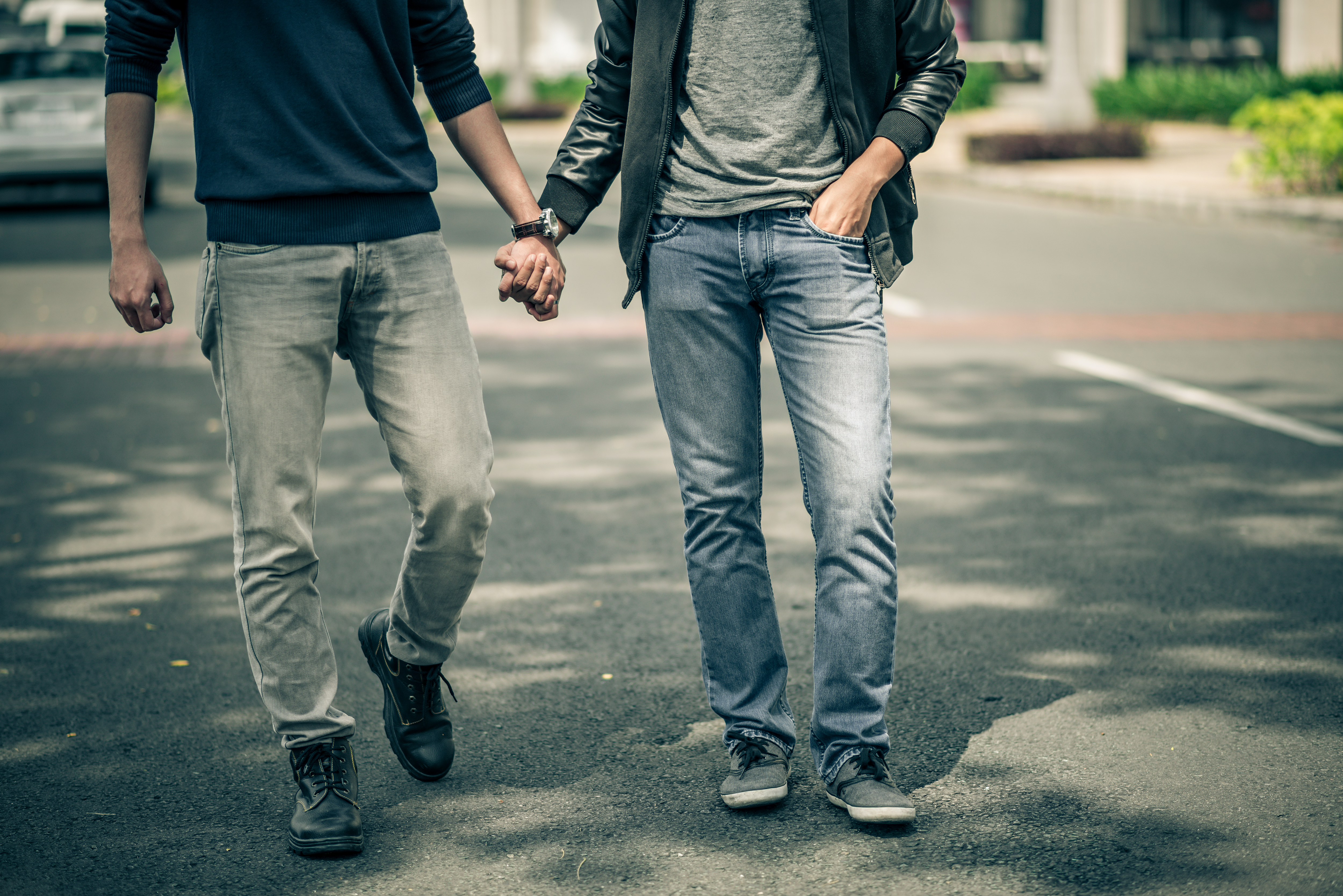 Deux hommes se tenant par la main | Source : Shutterstock