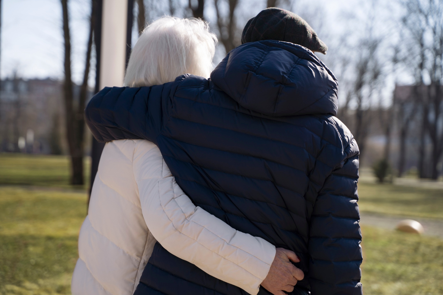Un couple de personnes âgées s'embrassant l'un l'autre | Source : Freepik
