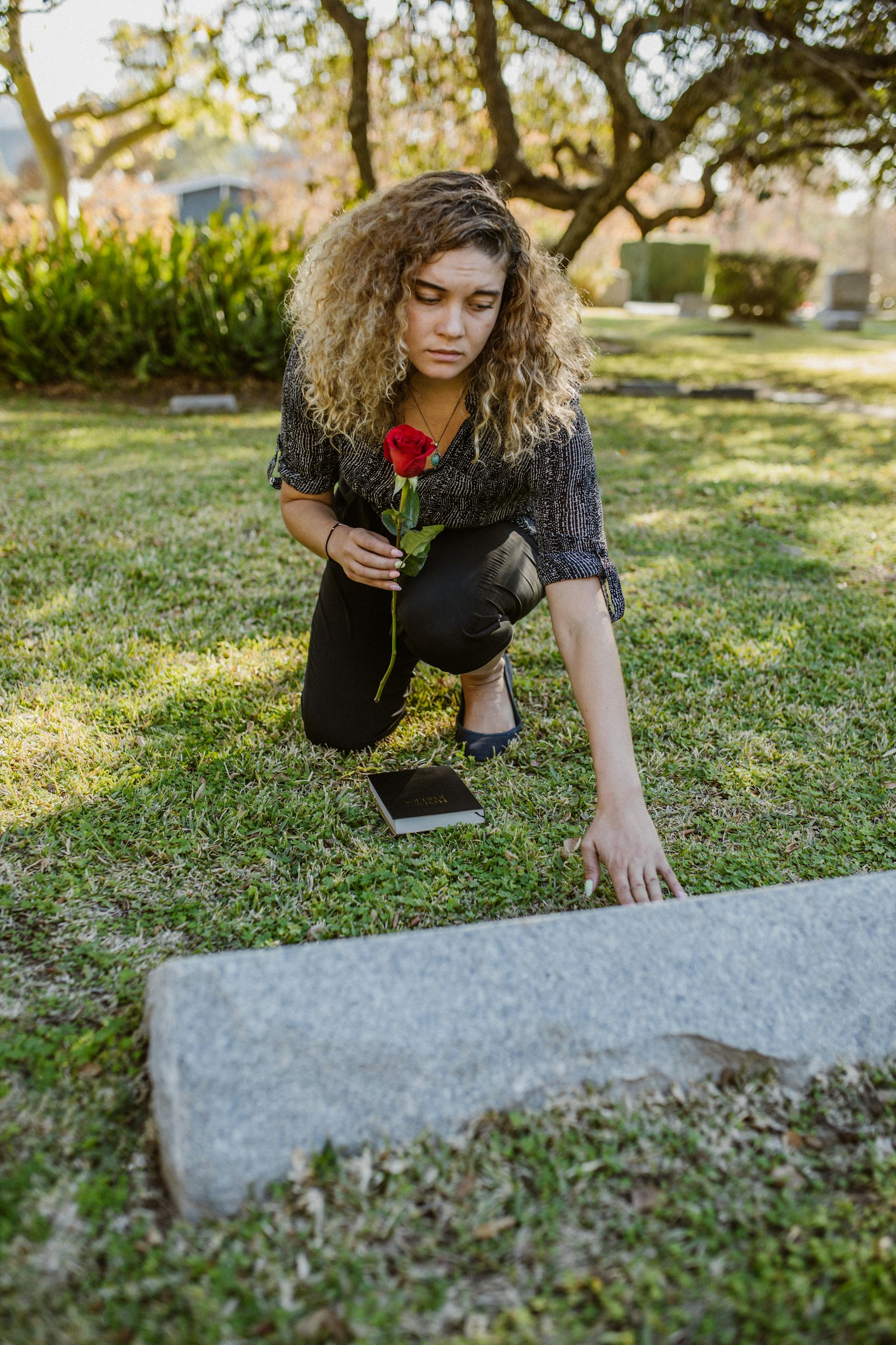 Une femme dans un cimetière | Source : Pexels