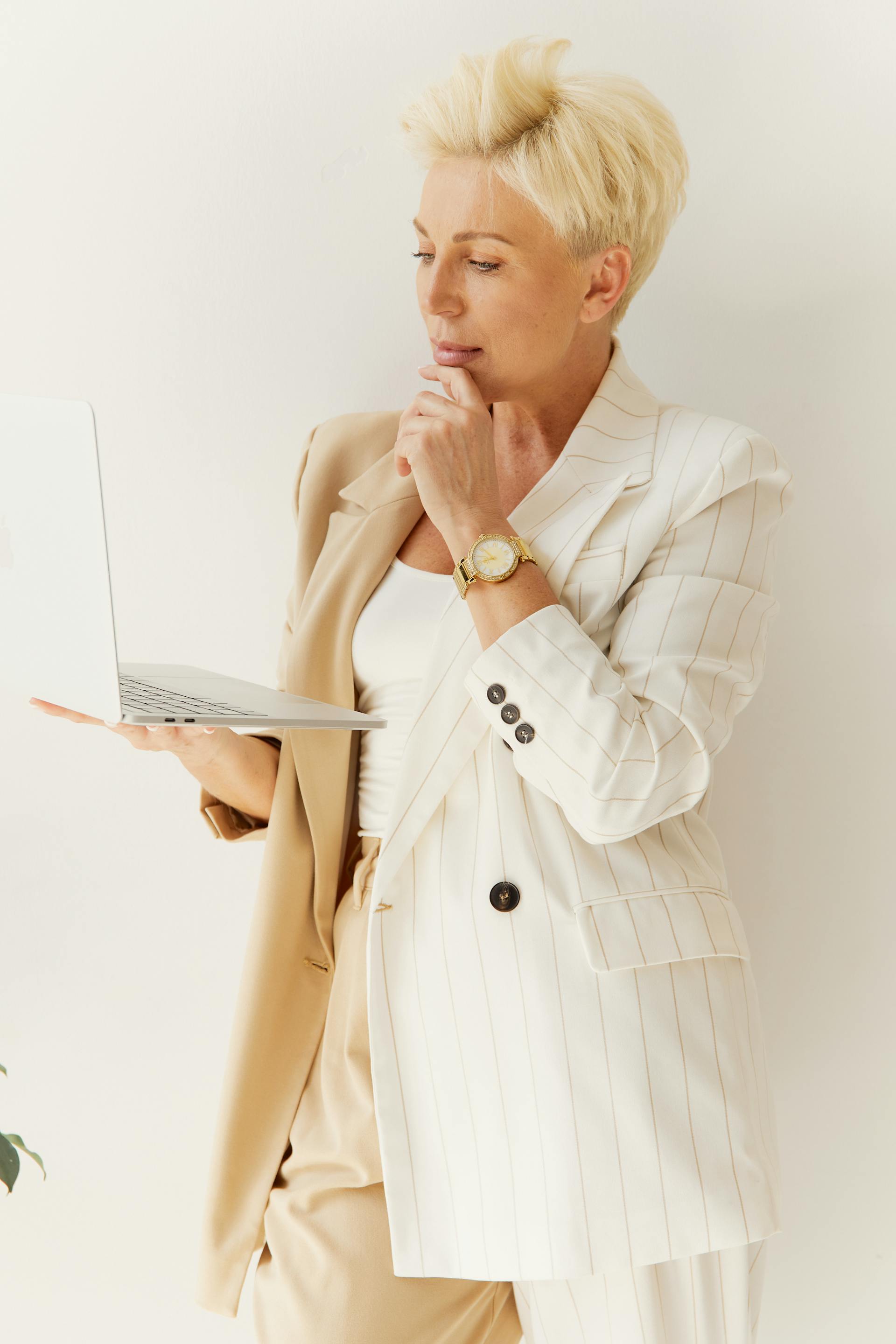 Une femme utilisant un ordinateur portable | Source : Pexels