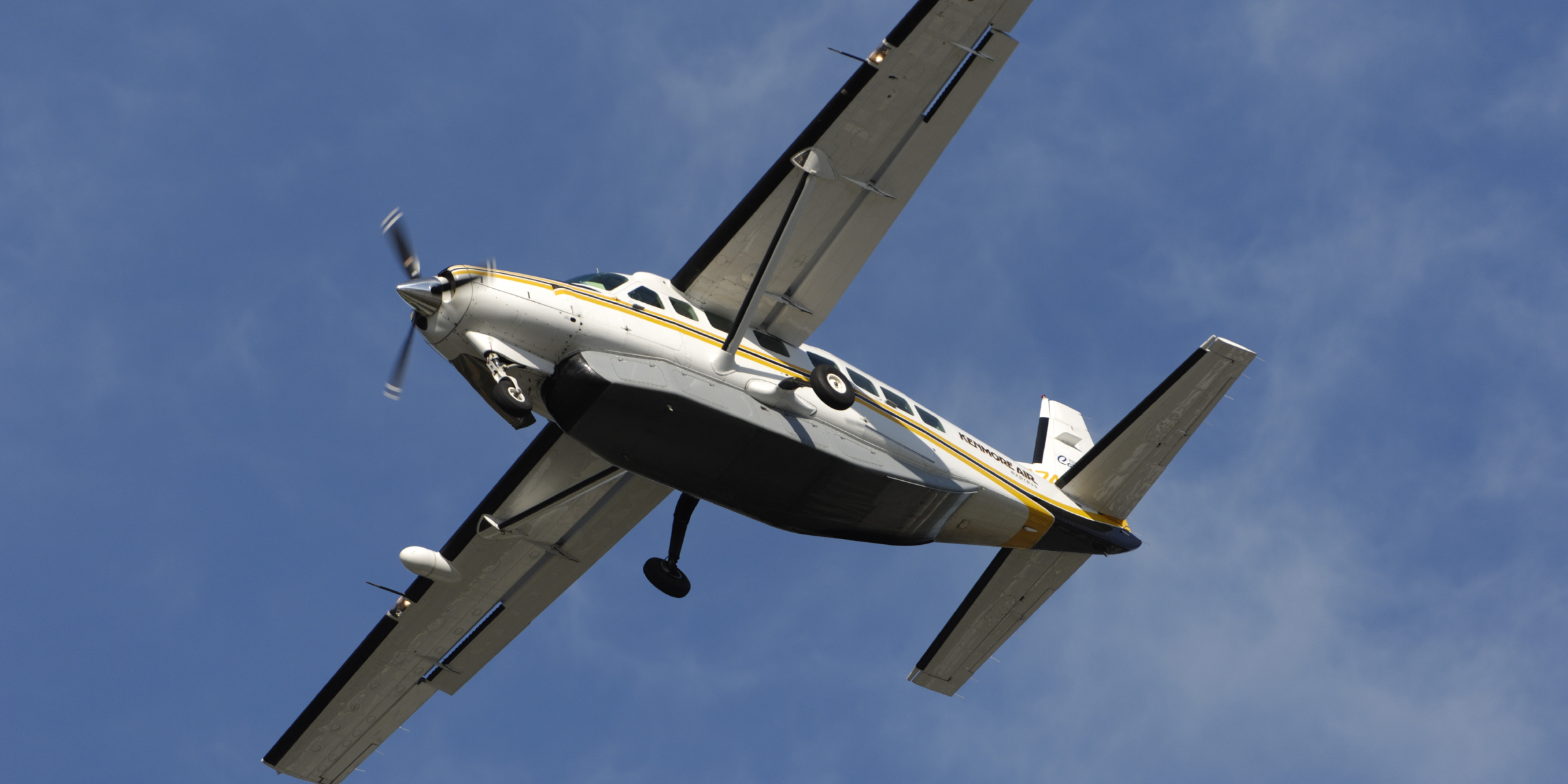 Un avion volant dans le ciel | Source : Getty Images