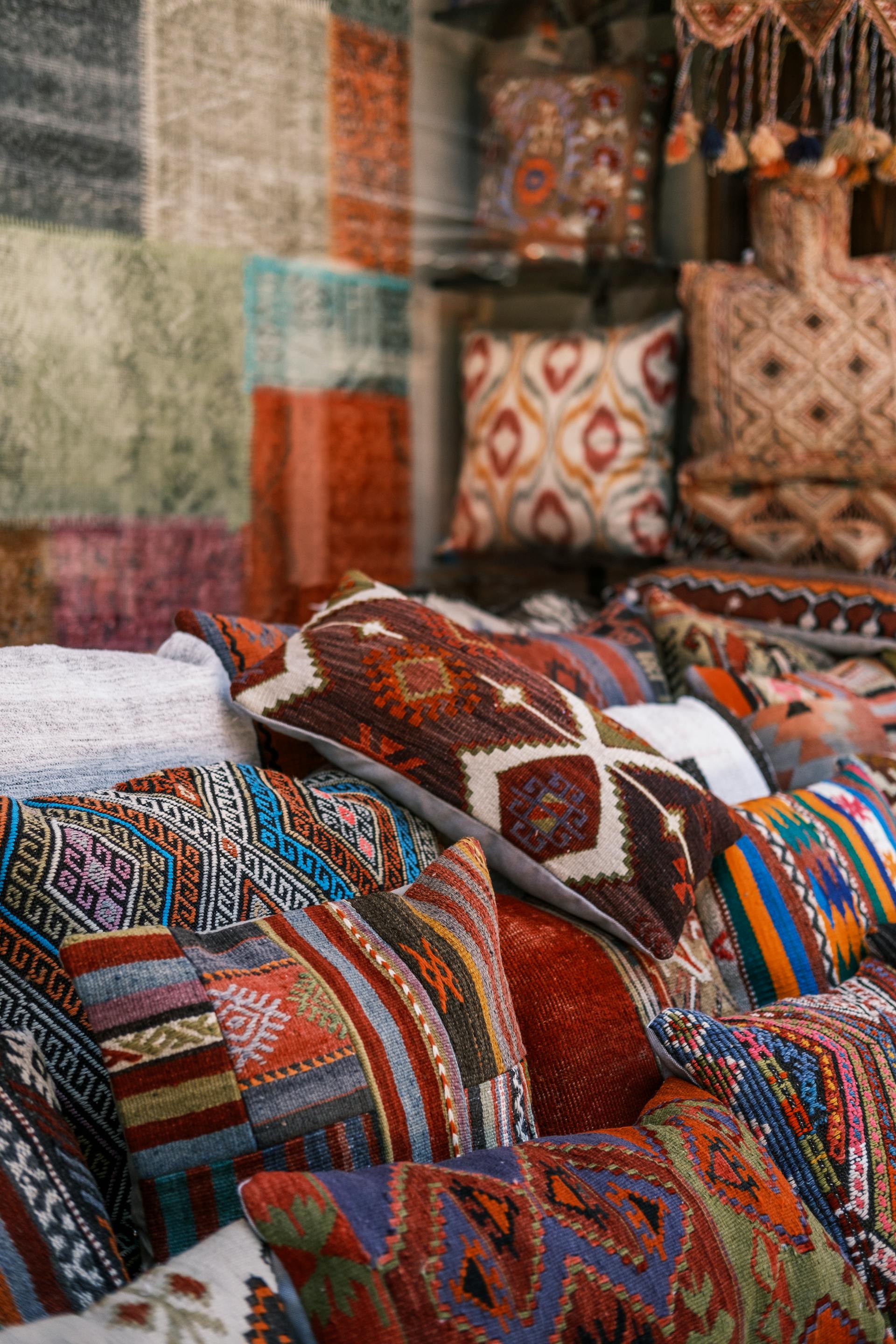 Coussins brodés | Source : Pexels