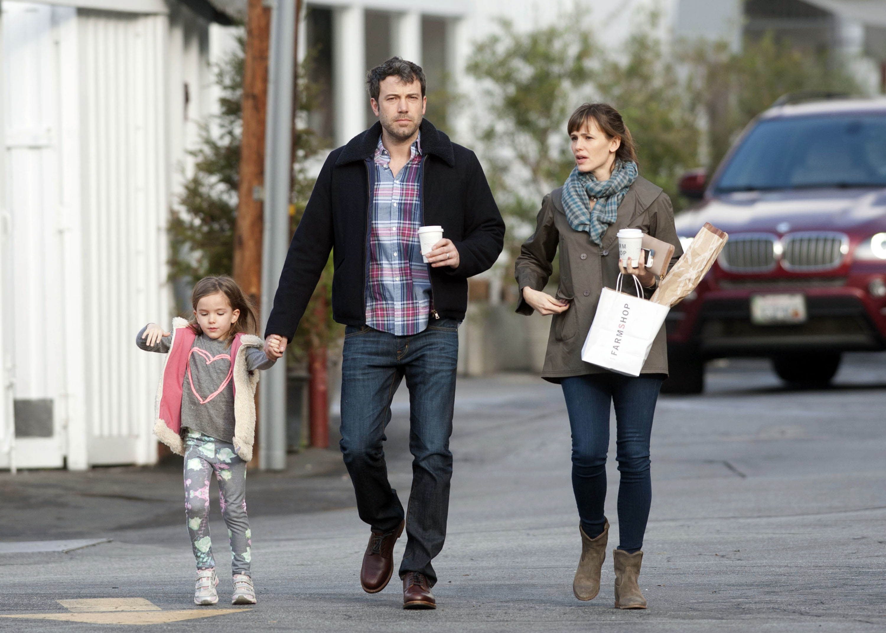 Ben Affleck et Jennifer Garner sont vus avec leur fille, Seraphina Affleck, le 6 février 2014, à Los Angeles, en Californie. | Source : Getty Images