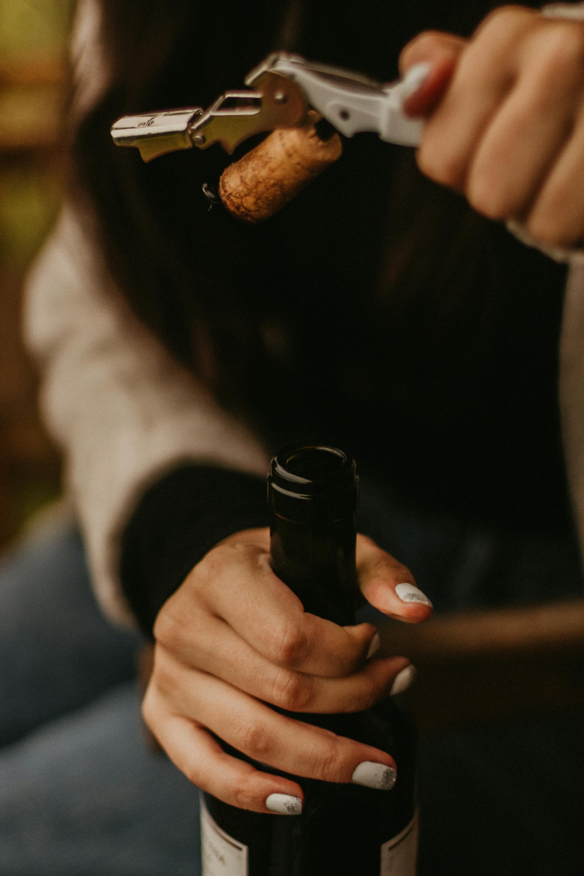 Une femme qui ouvre une bouteille de vin | Source : Pexels