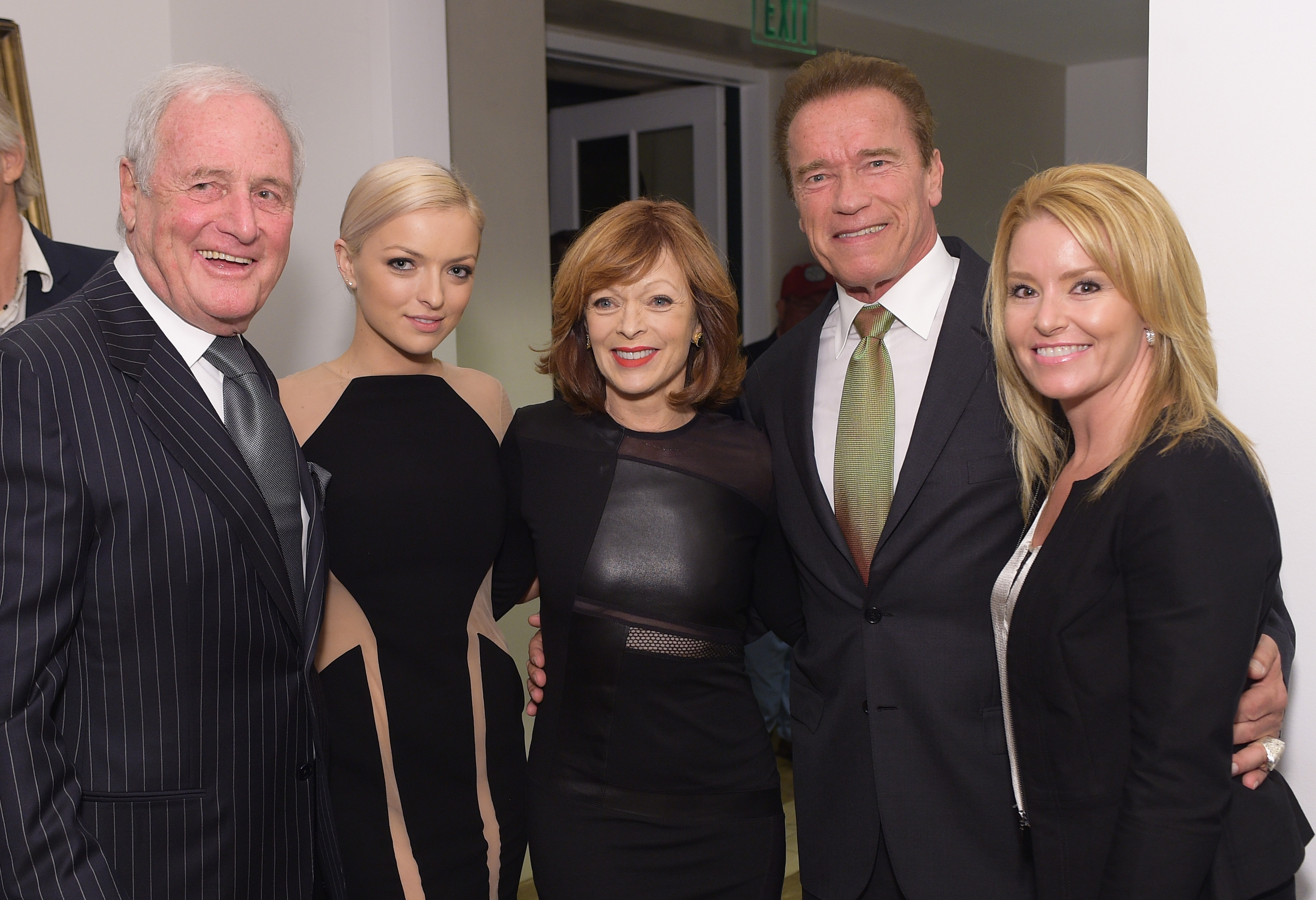 Jerry Weintraub, lauréat, les actrices Francesca Eastwood et Frances Fisher, Arnold Schwarzenegger, lauréat, ainsi que Heather Milligan ont assisté à la 24e cérémonie annuelle des Environmental Media Awards, organisée par Toyota et Lexus aux studios Warner Bros., le 18 octobre 2014 à Burbank, en Californie.