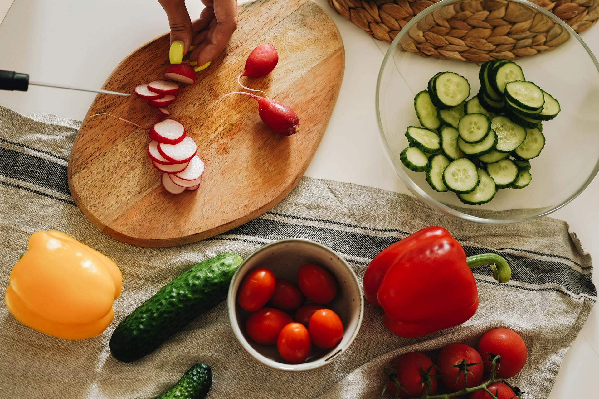 Une femme coupe des légumes | Source : Pexels