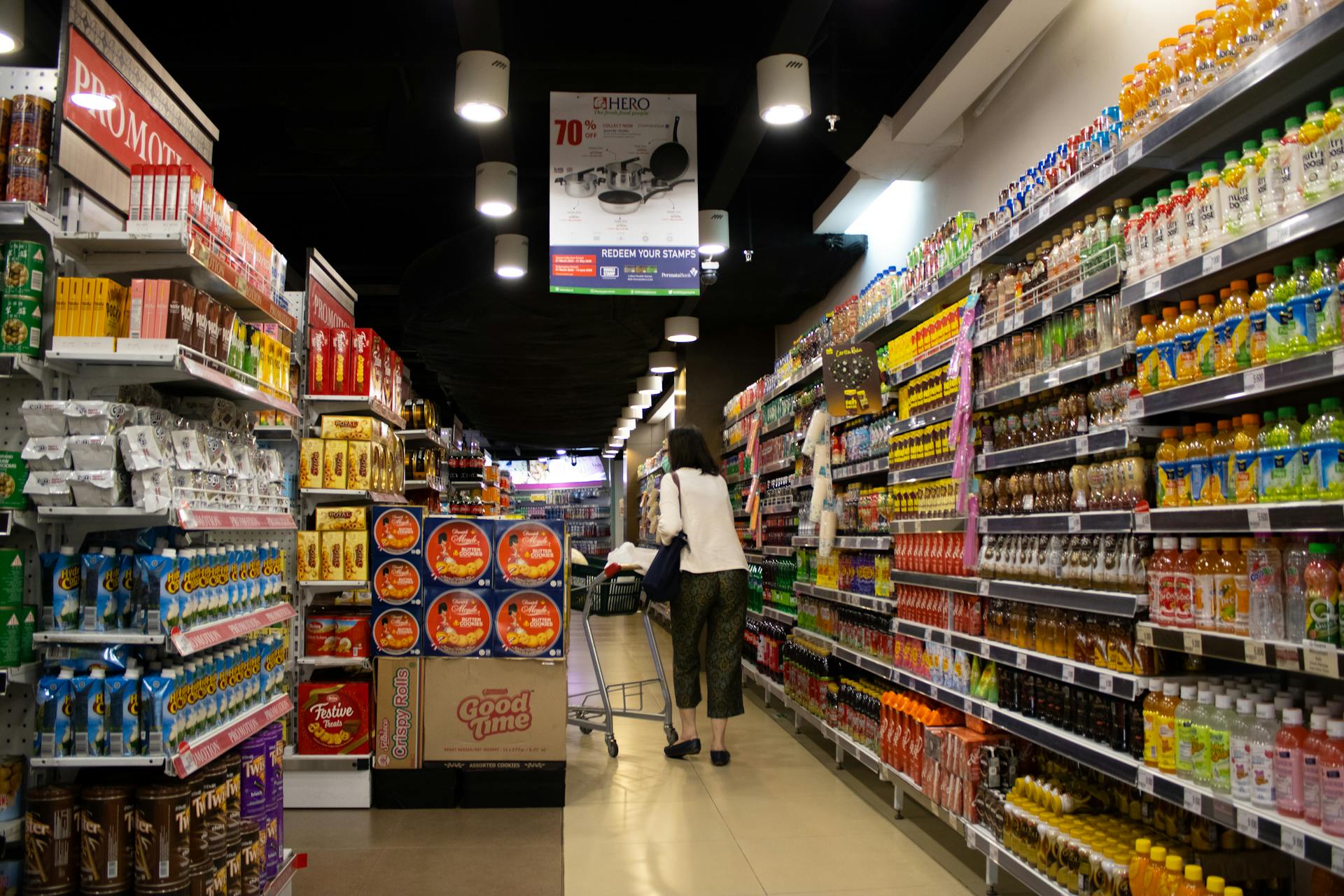 Une allée dans un supermarché | Source : Pexels