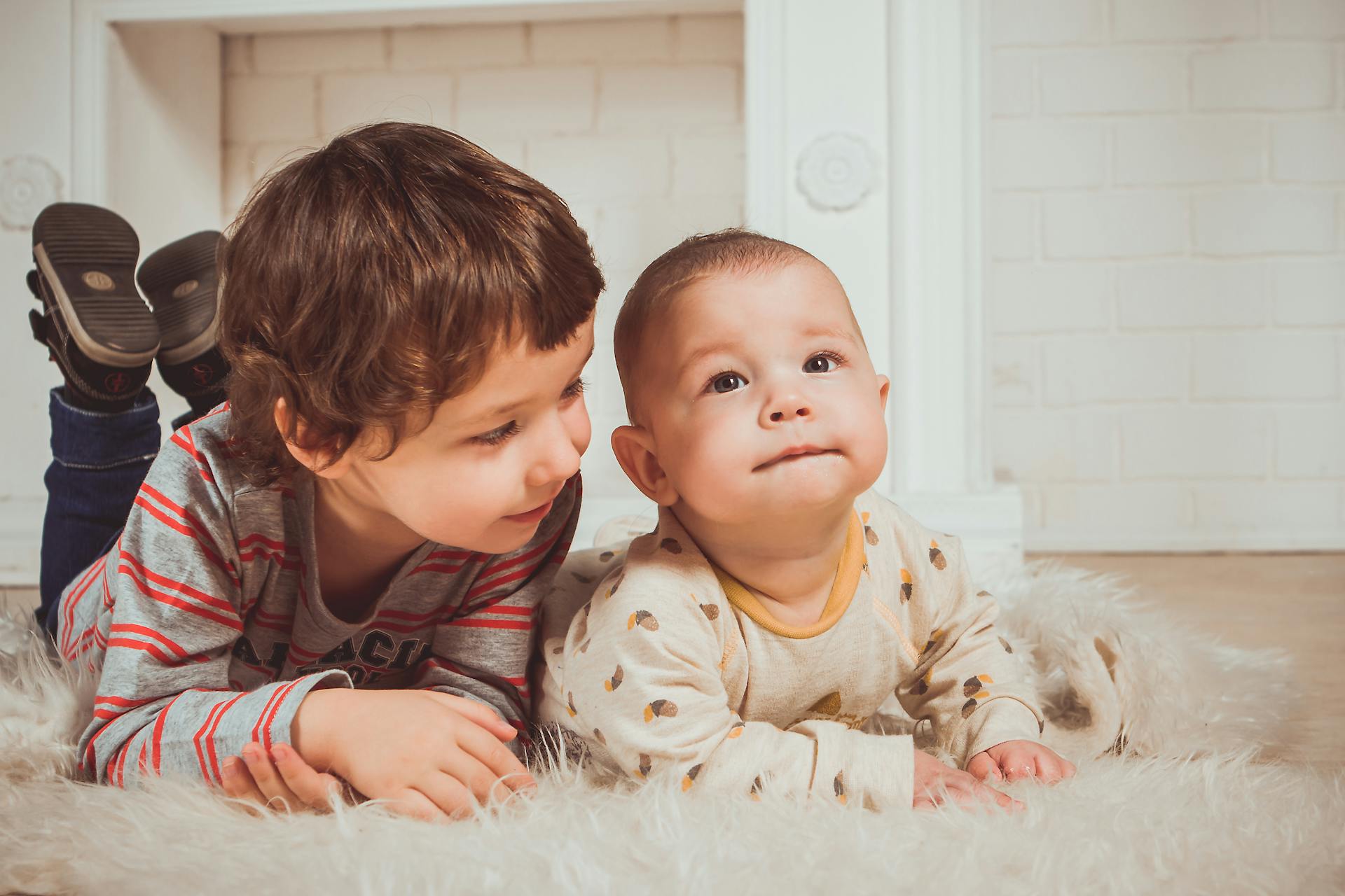Un jeune enfant et un bébé | Source : Pexels