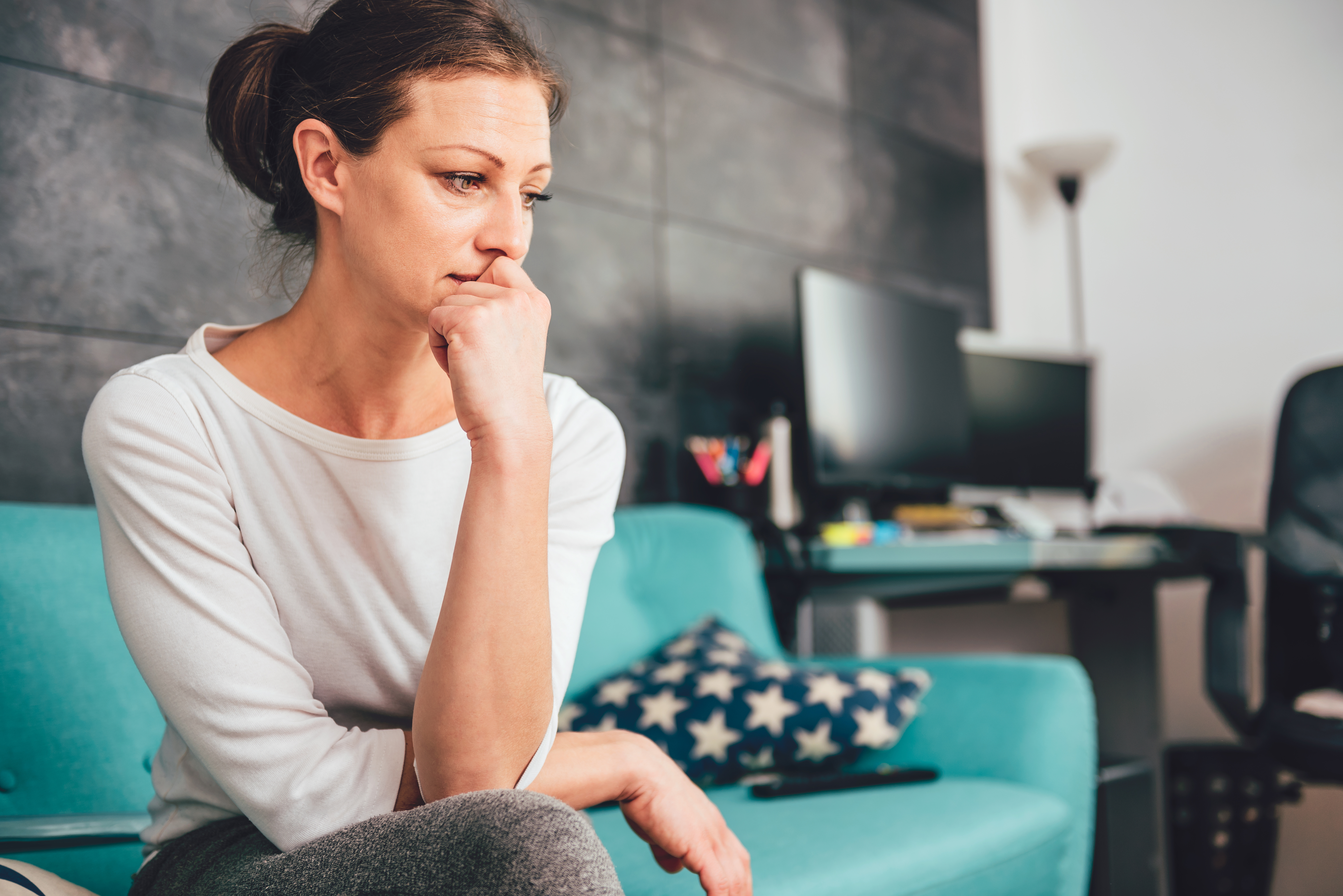 Une femme inquiète | Source : Shutterstock