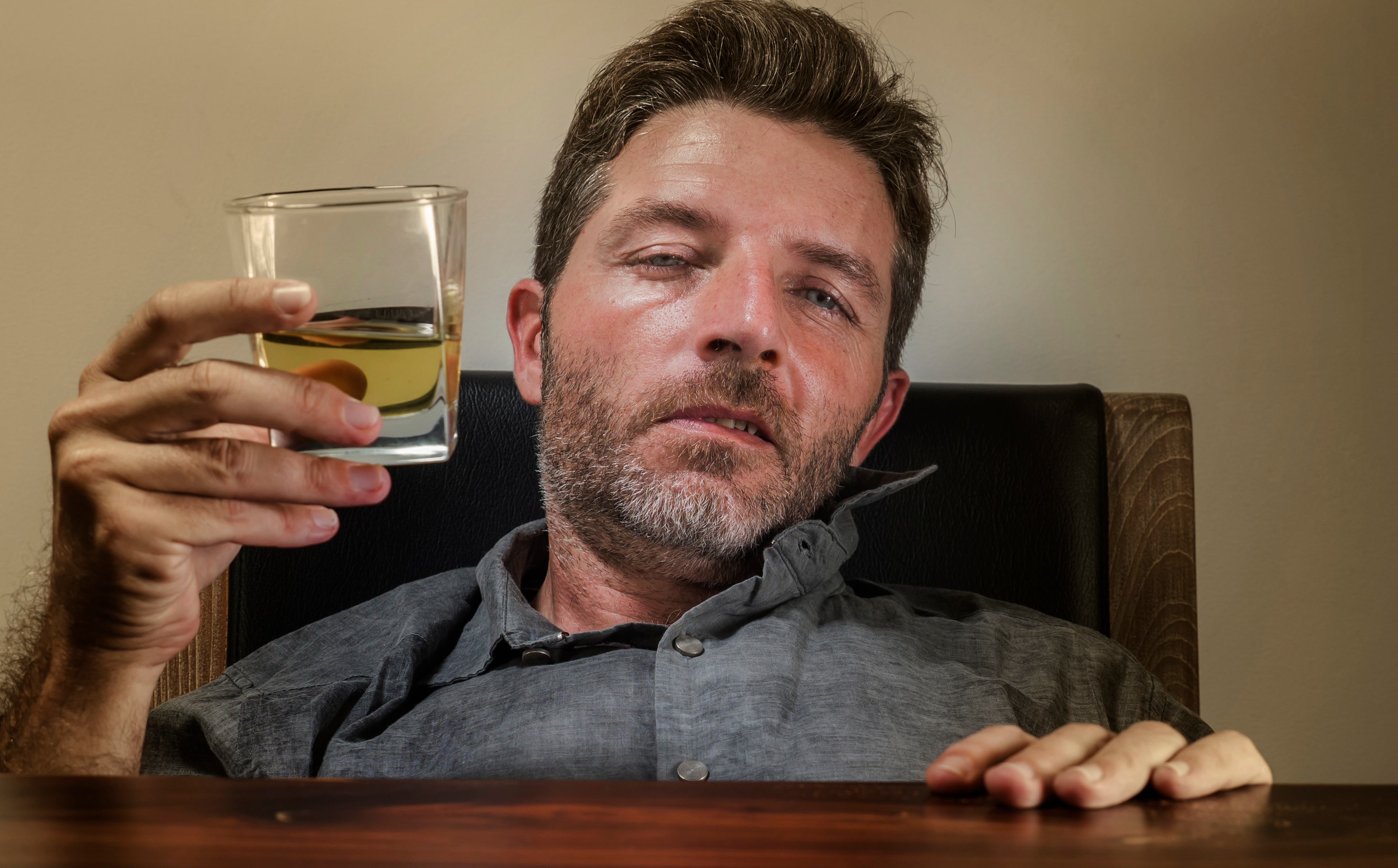Homme ivre avec de l'alcool | Source : Shutterstock
