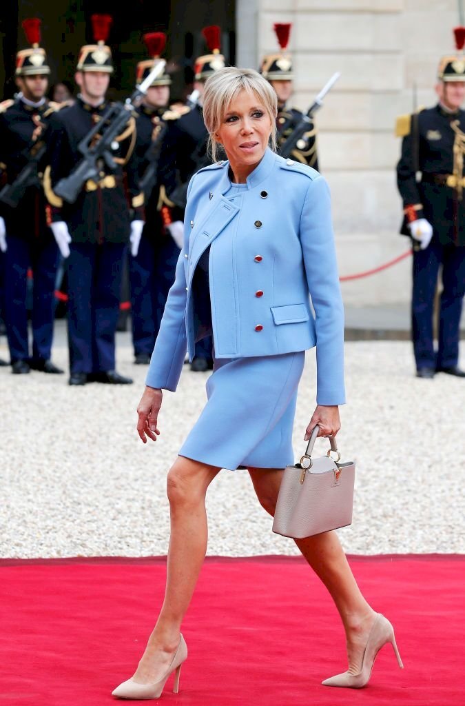 Brigitte Macron marche sur le tapis rouge. | Photo : GettyImage