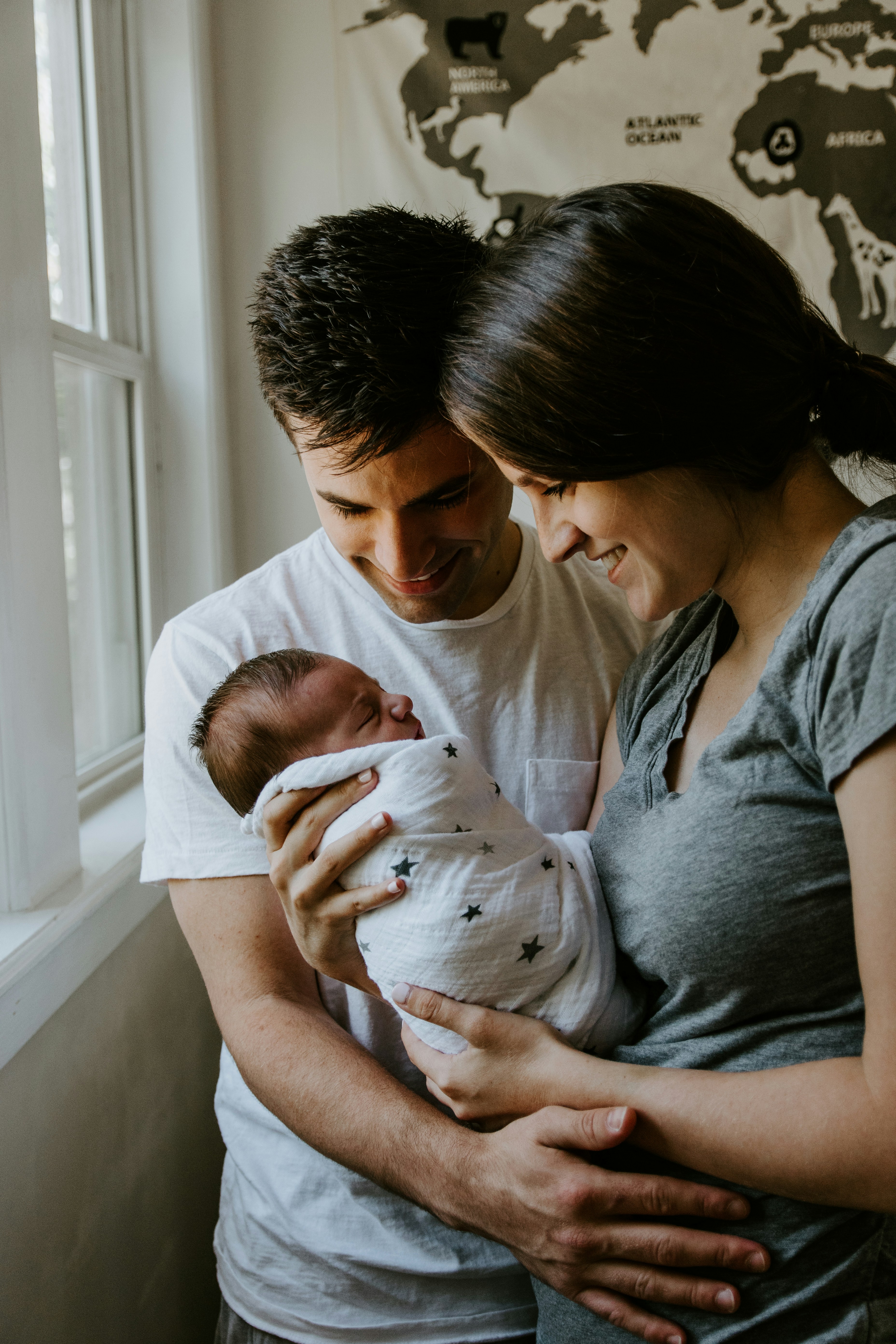 Parents avec leur nouveau-né | Source : Unsplash