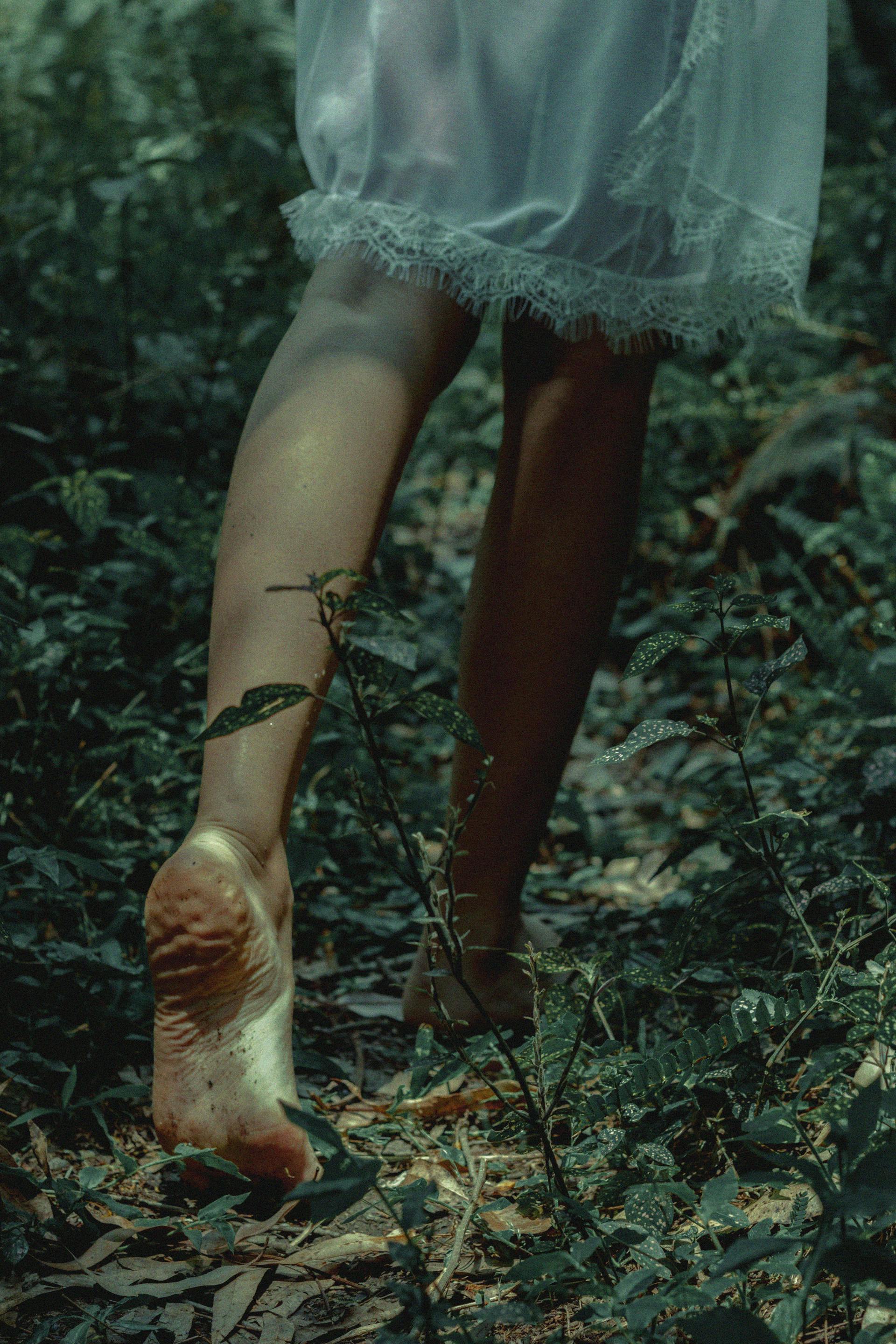 Une femme marchant dans une forêt | Source : Pexels