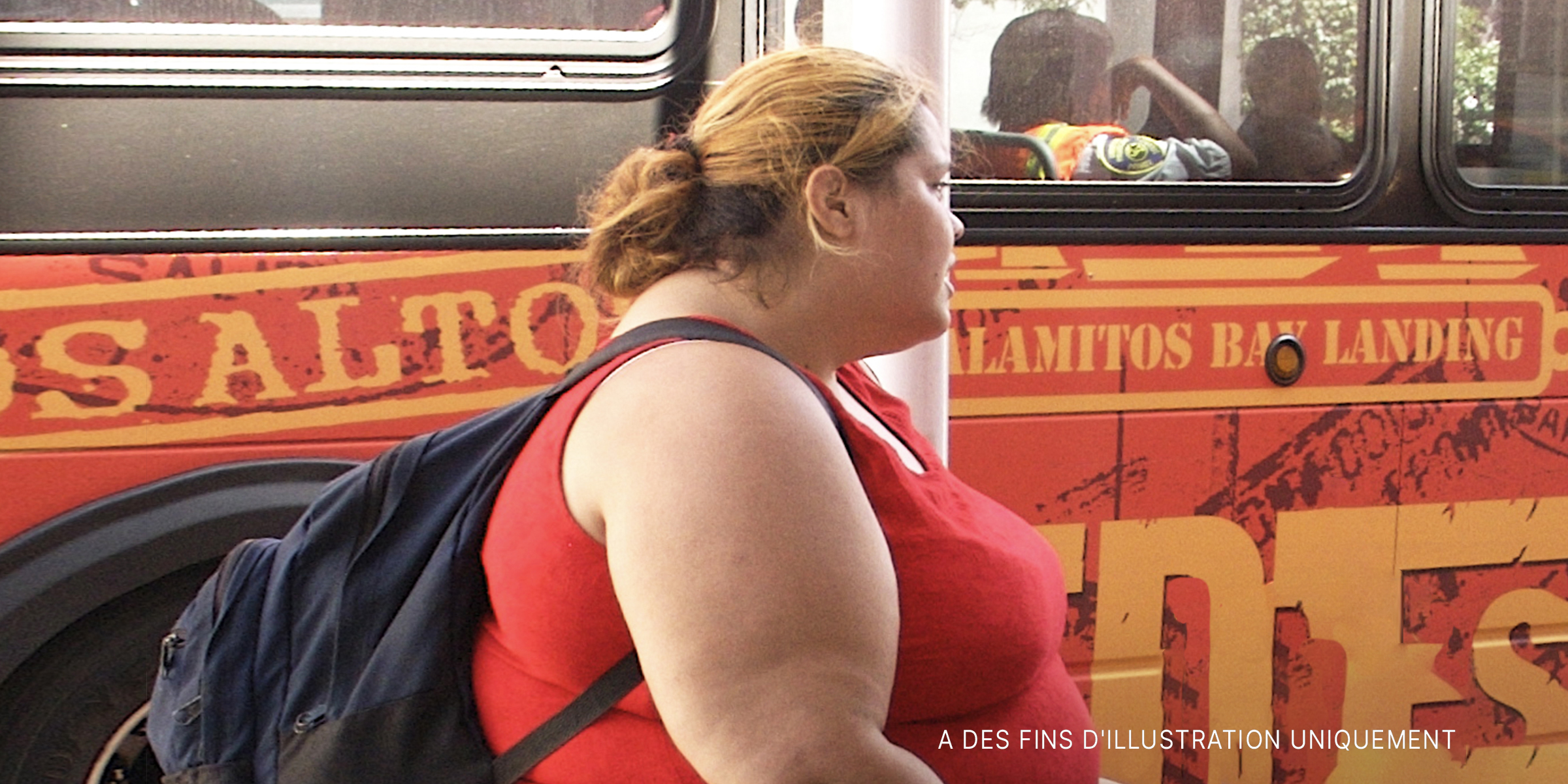 Femme en surpoids marchant près d'un bus | Source : Flickr / colros (CC BY 2.0)
