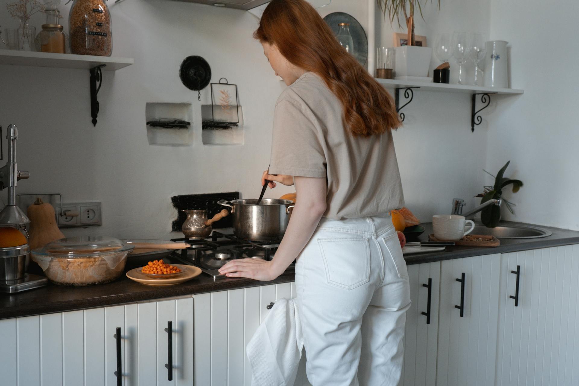 Une femme en train de cuisiner | Source : Pexels