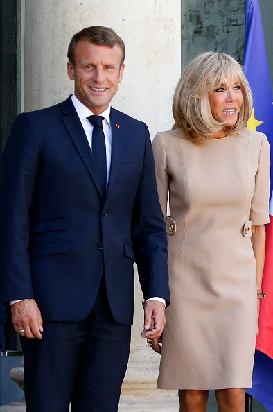 Emmanuel Macron et son épouse Brigitte Macron attendent le Premier ministre grec Kyriakos Mitsotakis avant leur rencontre au Palais présidentiel de l'Elysée le 22 août 2019 à Paris. | Getty Images | Photo : Getty Images