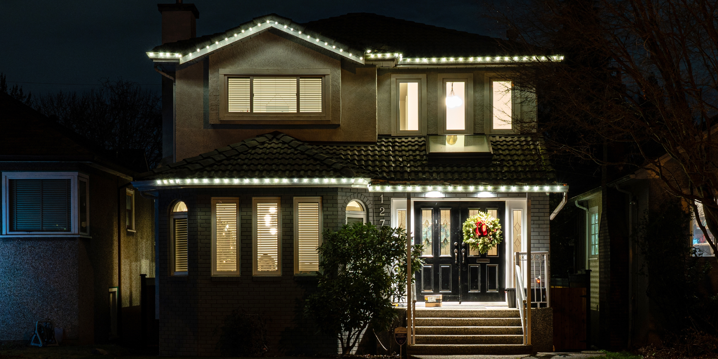 Une maison avec des décorations de Noël | Source : Shutterstock