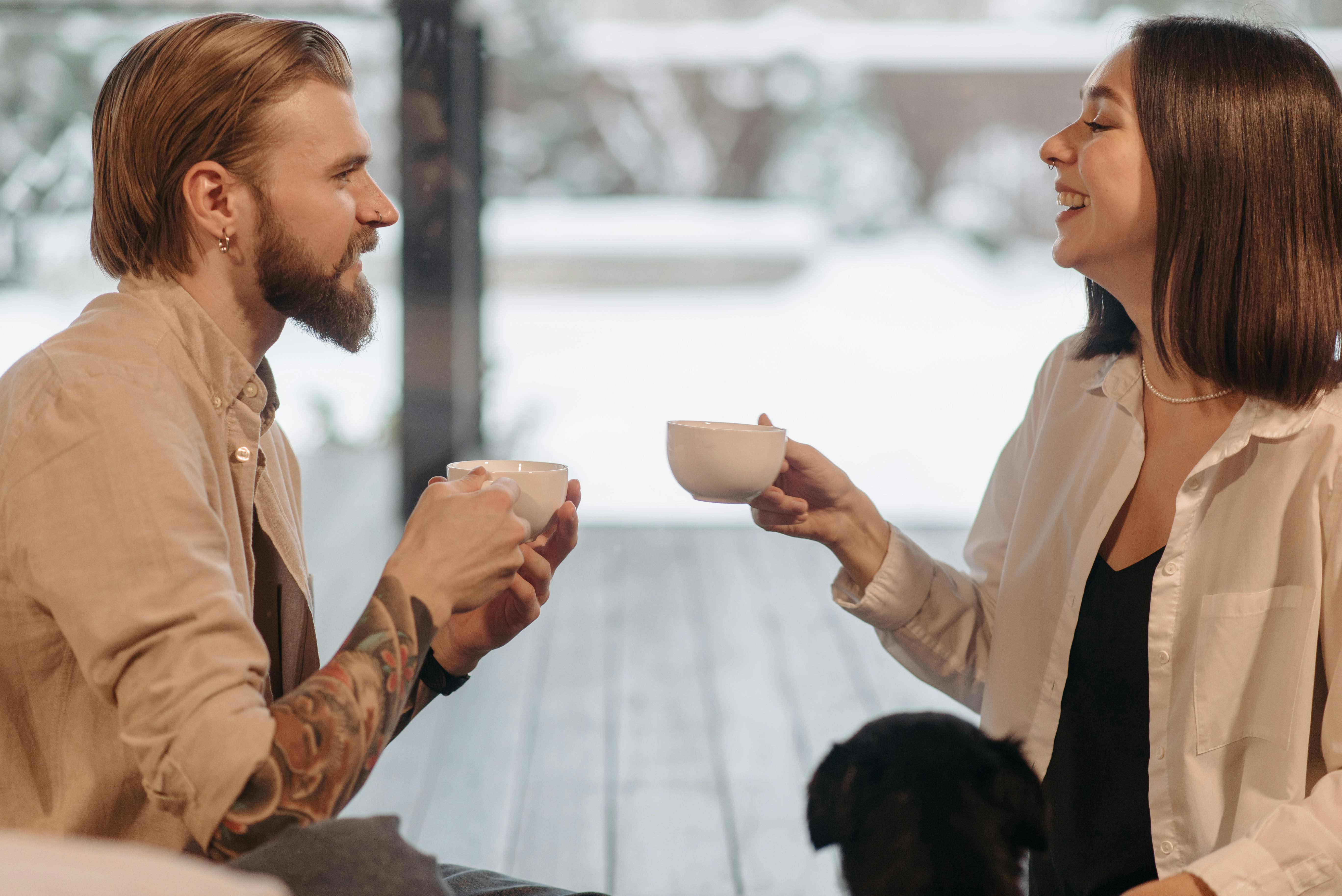 Un couple heureux en train de discuter | Source : Pexels