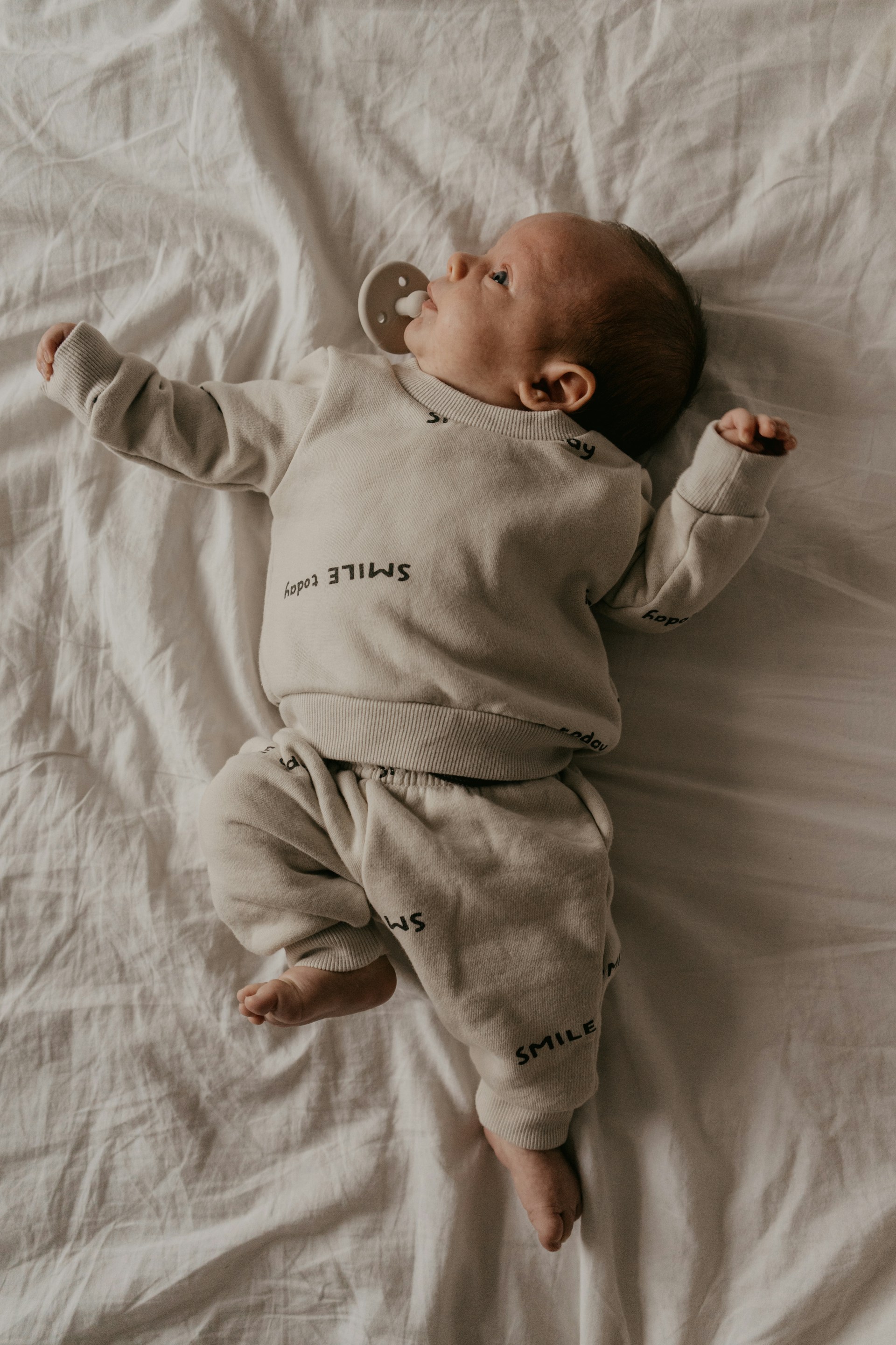 Un adorable bébé allongé sur le lit | Source : Unsplash