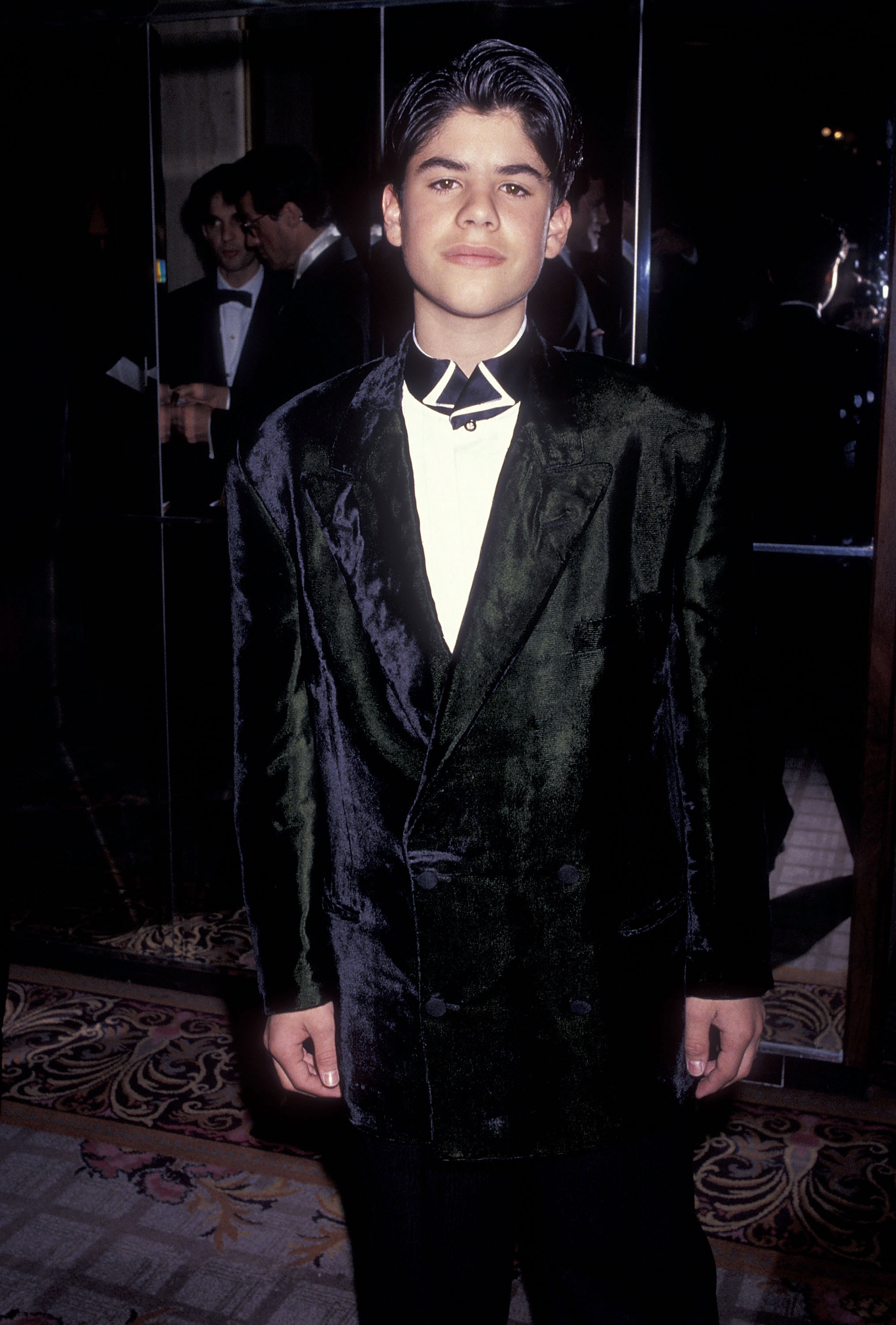 Sage Stallone au cinquième défilé de mode annuel et dîner de bienfaisance en hommage à Gianni Versace parrainé par les Amis de l'industrie de la mode de Californie du Projet SIDA de Los Angeles à Century City, Californie, le 13 février 1991 | Source : Getty Images