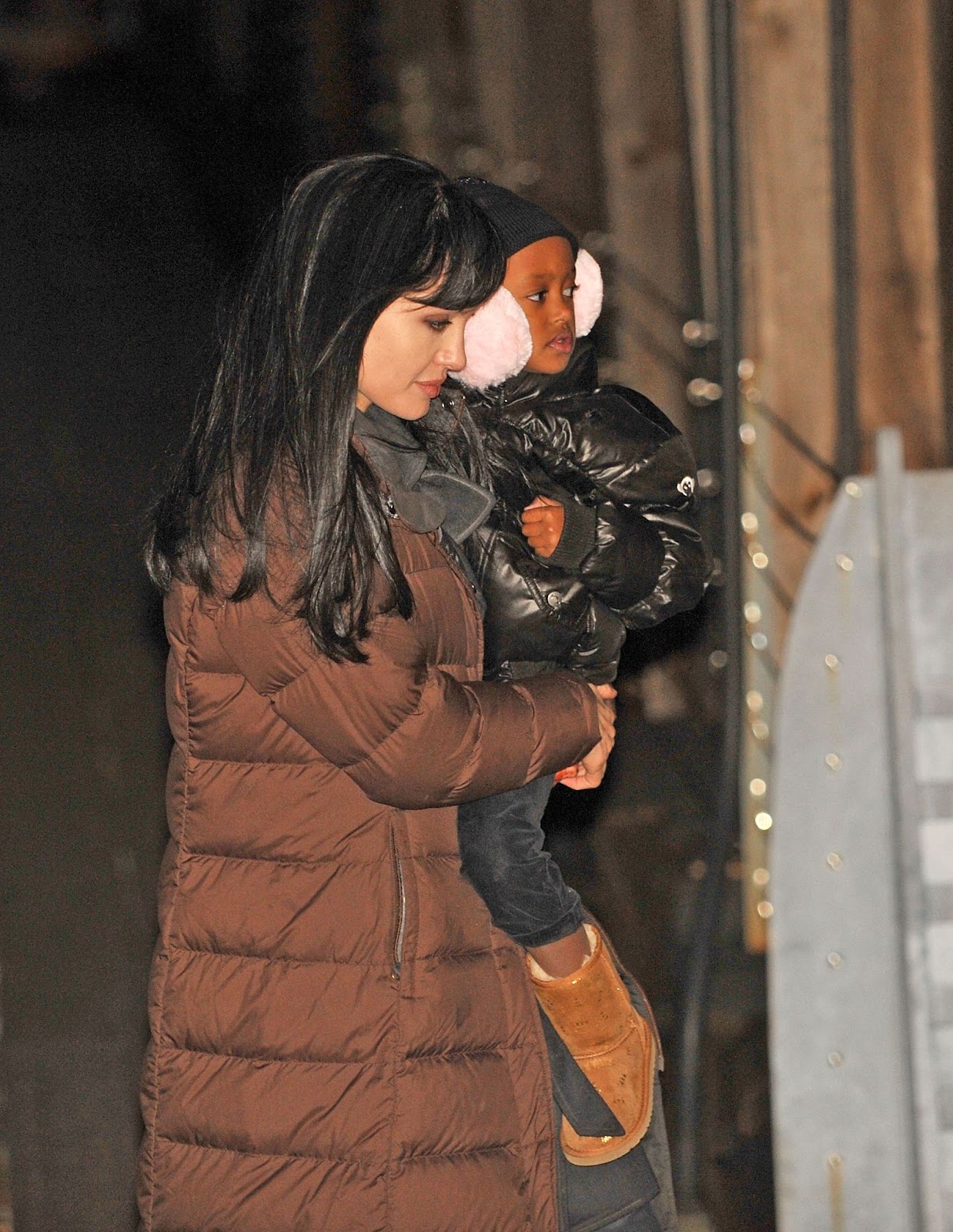 Angelina Jolie et Zahara photographiées sur le tournage de "Salt" le 29 décembre 2009 à New York. | Source : Getty Images