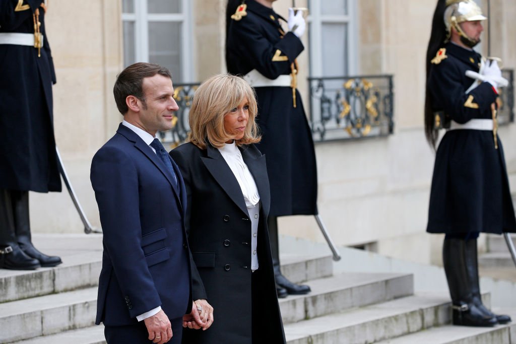 Emmanuel et Brigitte Macron le 11 mars 2020 sur les marches de l'Élysée. l Source : Getty Images