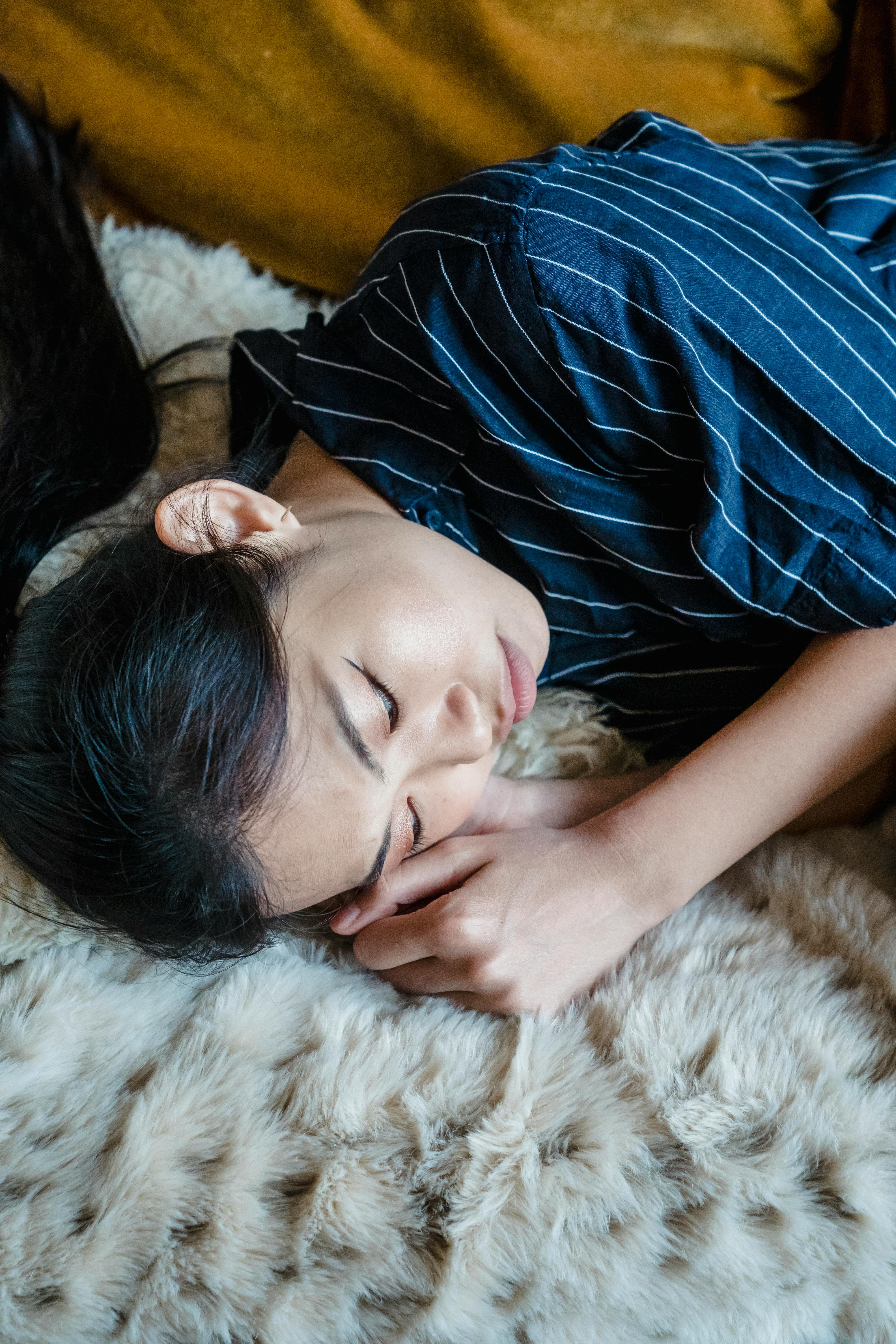 Une femme triste allongée sur un lit | Source : Pexels