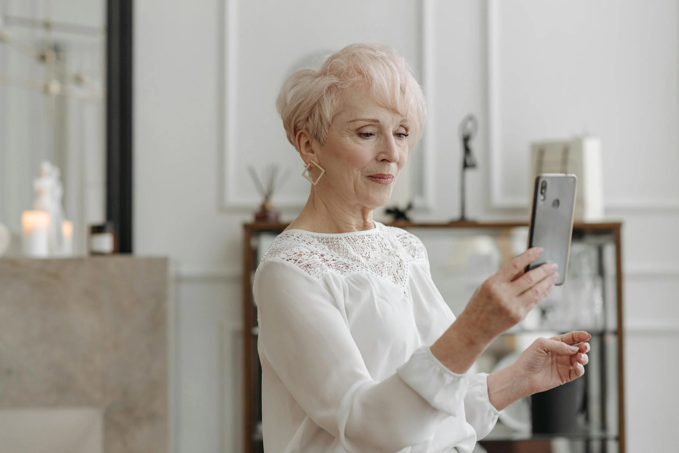 Une femme d'âge mûr qui regarde son téléphone | Source : Pexels