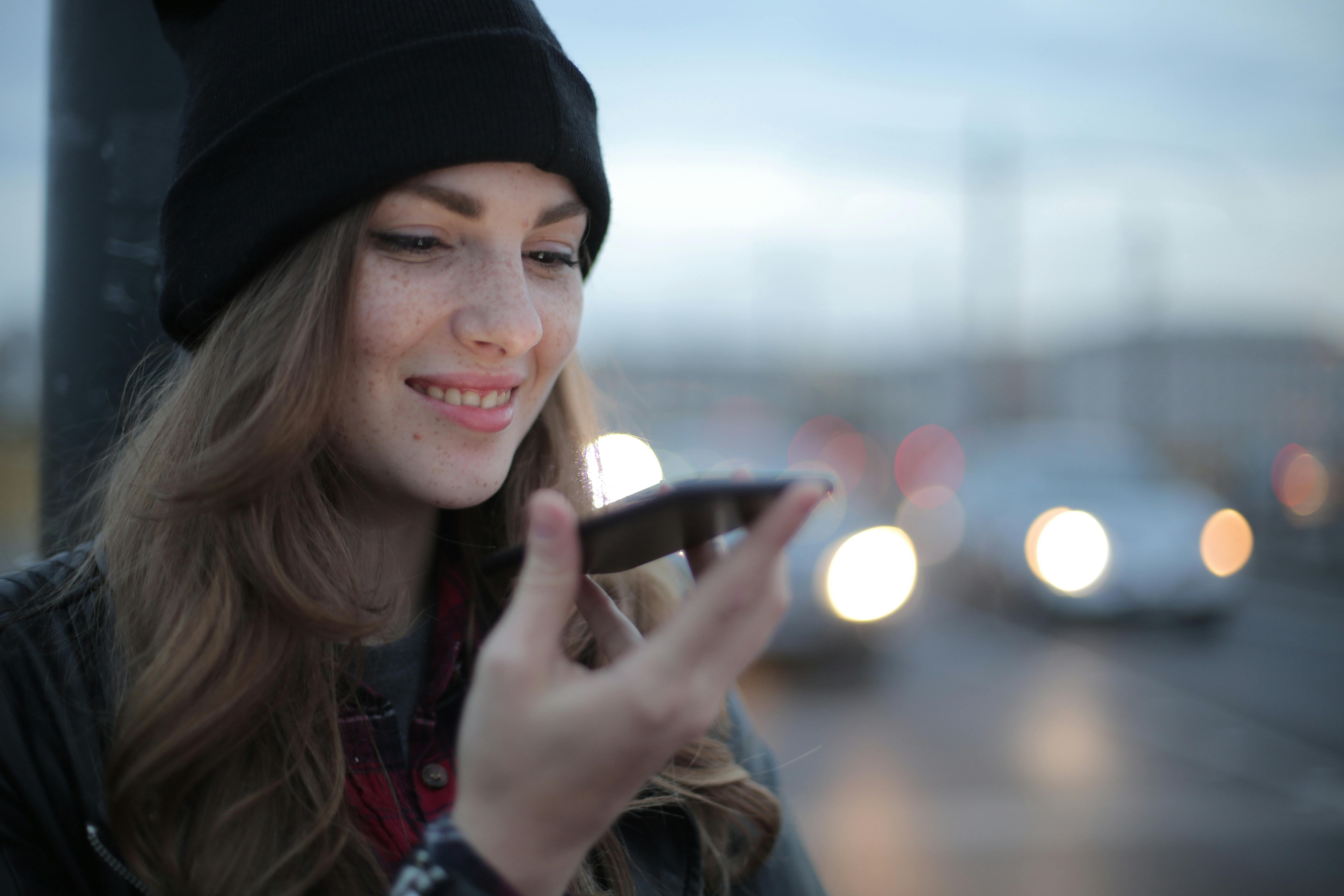 Une femme qui parle au téléphone | Source : Pexels