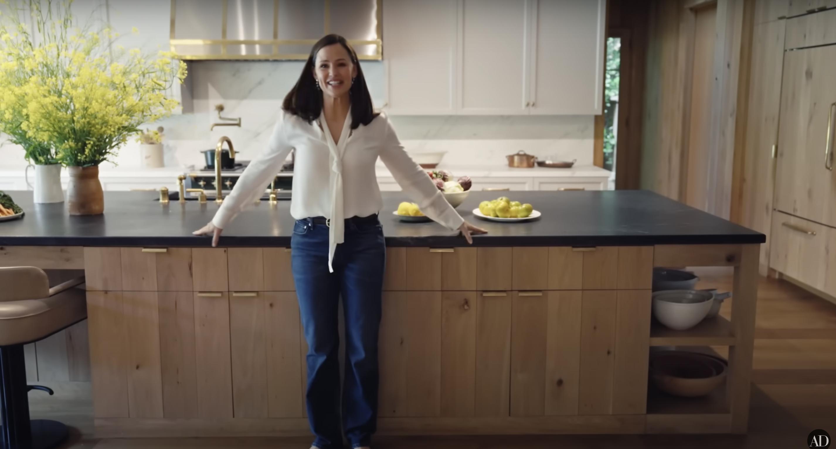 Jennifer Garner montre sa cuisine, en date du 3 septembre 2024 | Source : YouTube/@Archdigest