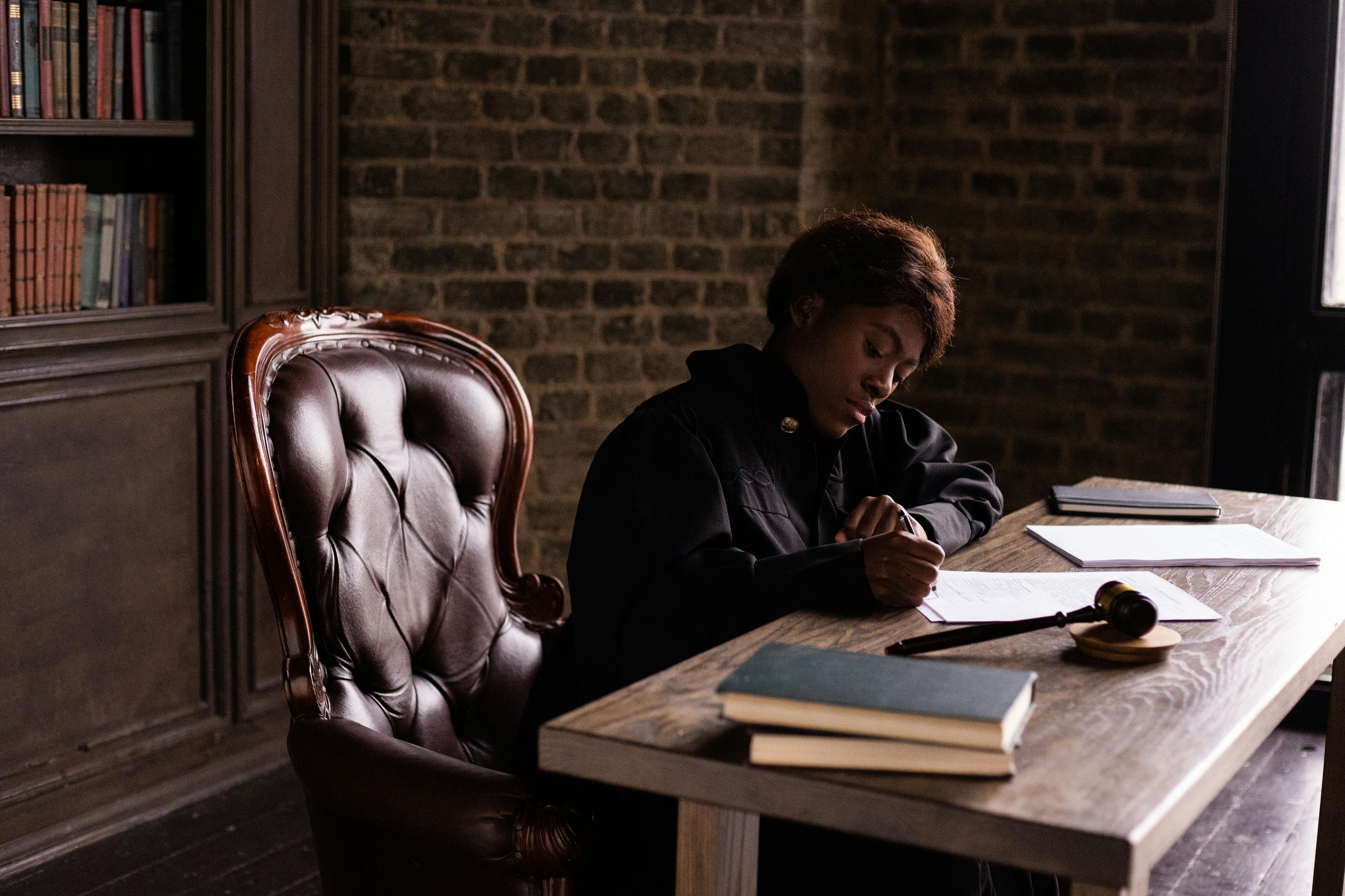 Avocat signant des documents | Source : Pexels