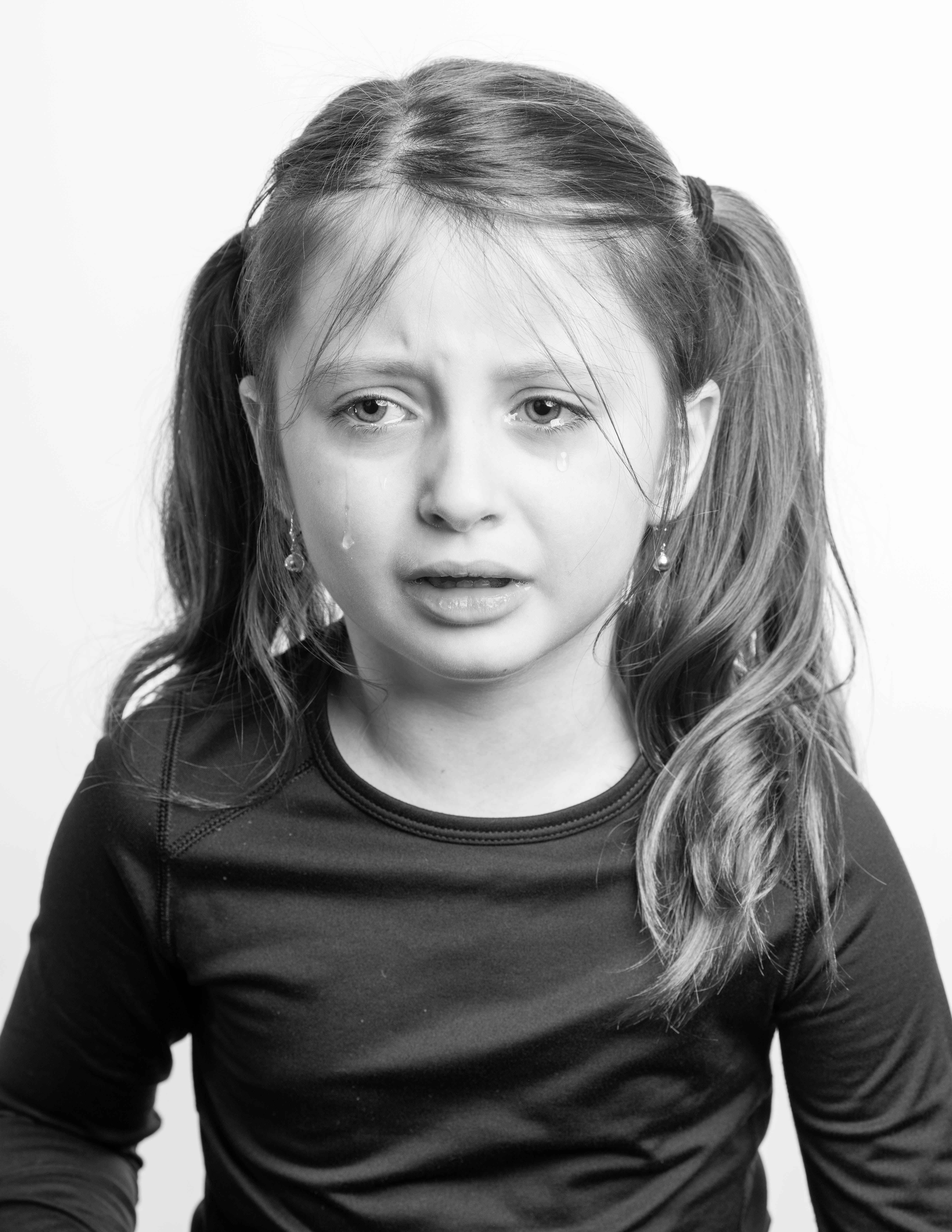 Une image en noir et blanc d'une petite fille qui pleure | Source : Pexels