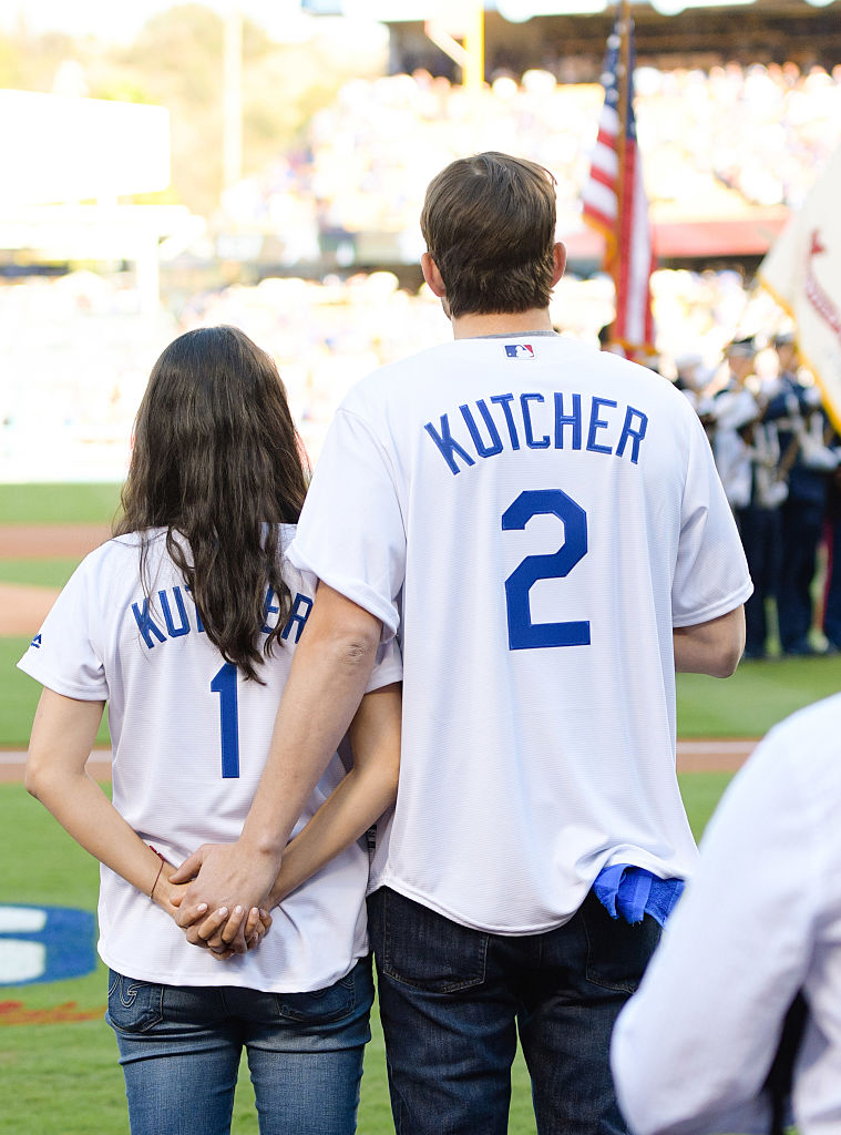 Mila Kunis et Ashton Kutcher assistent au quatrième match de la NLCS entre les Cubs de Chicago et les Dodgers de Los Angeles, le 19 octobre 2016 | Source : Getty Images