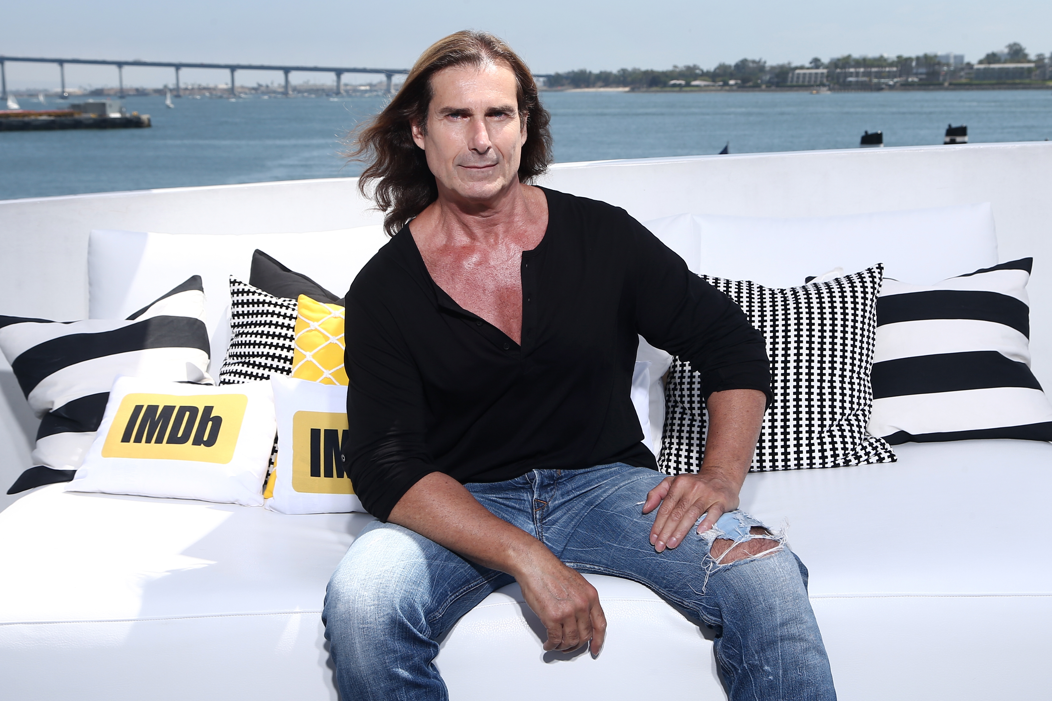 Fabio Lanzoni pose dans le yacht d'IMDb le 21 juillet 2017 | Source : Getty Images