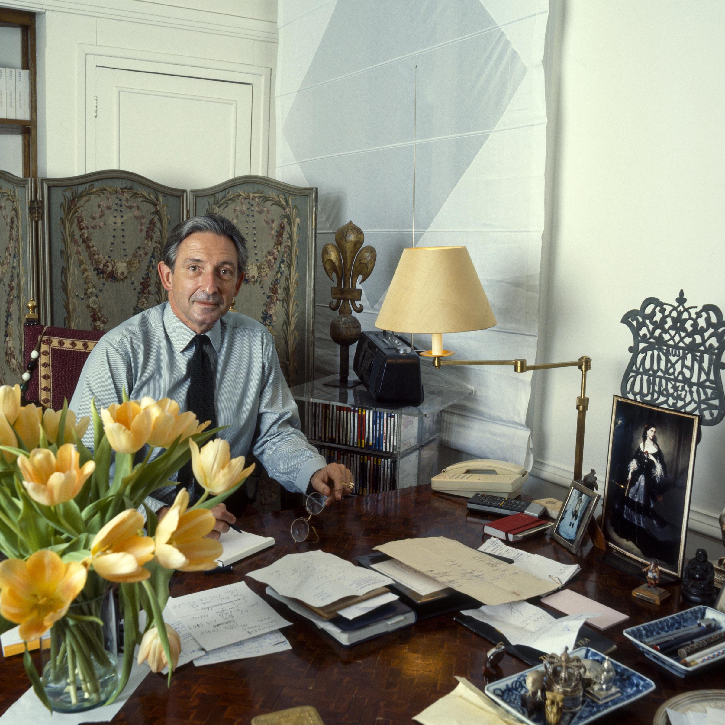 Michel de Grece dans son appartement parisien le 14 décembre 1995 | Source : Getty Images