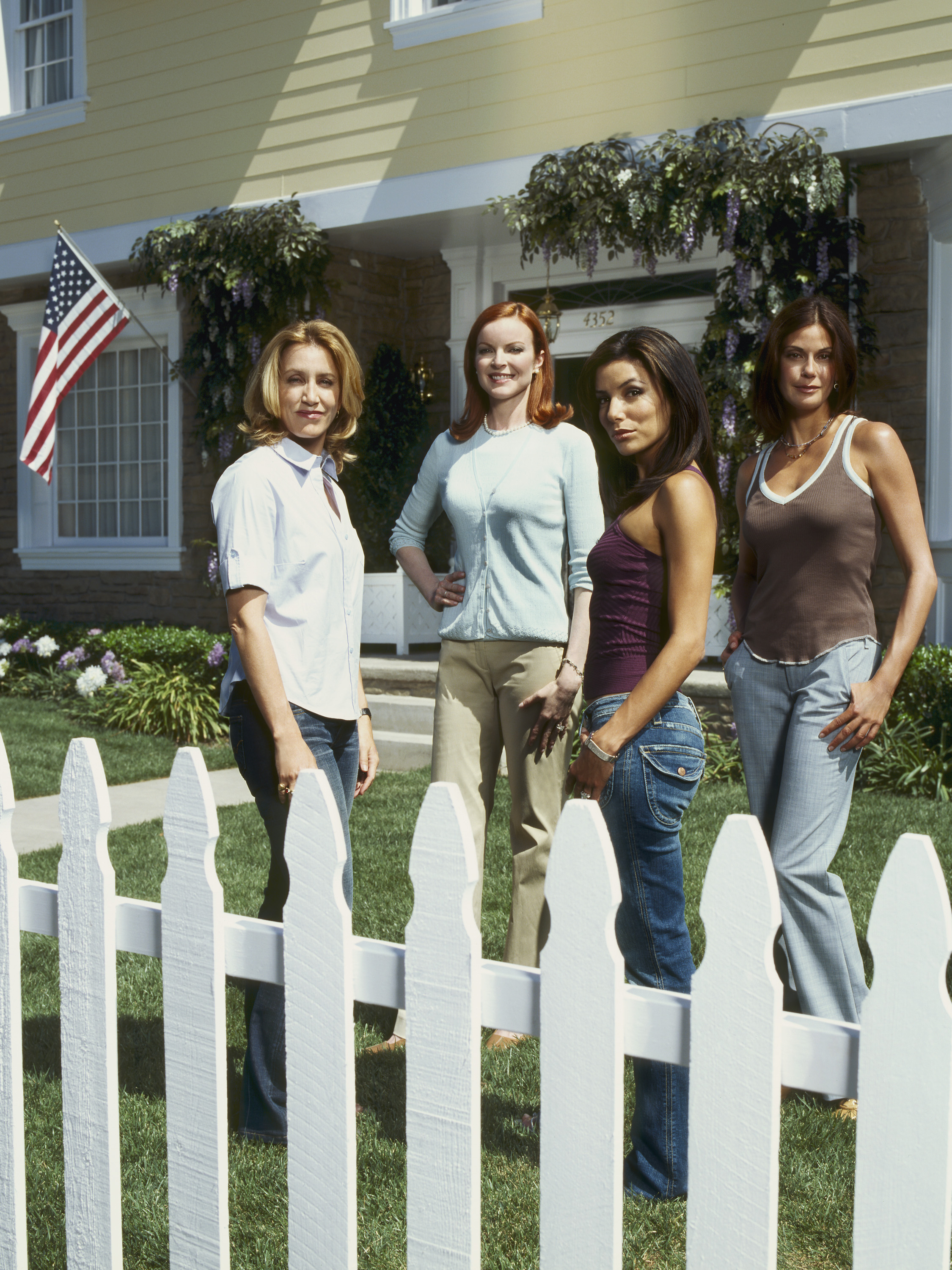 Felicity Huffman, Marcia Cross, Eva Longoria et Teri Hatcher sur le plateau de "Desperate Housewives", 2004 | Source : Getty Images