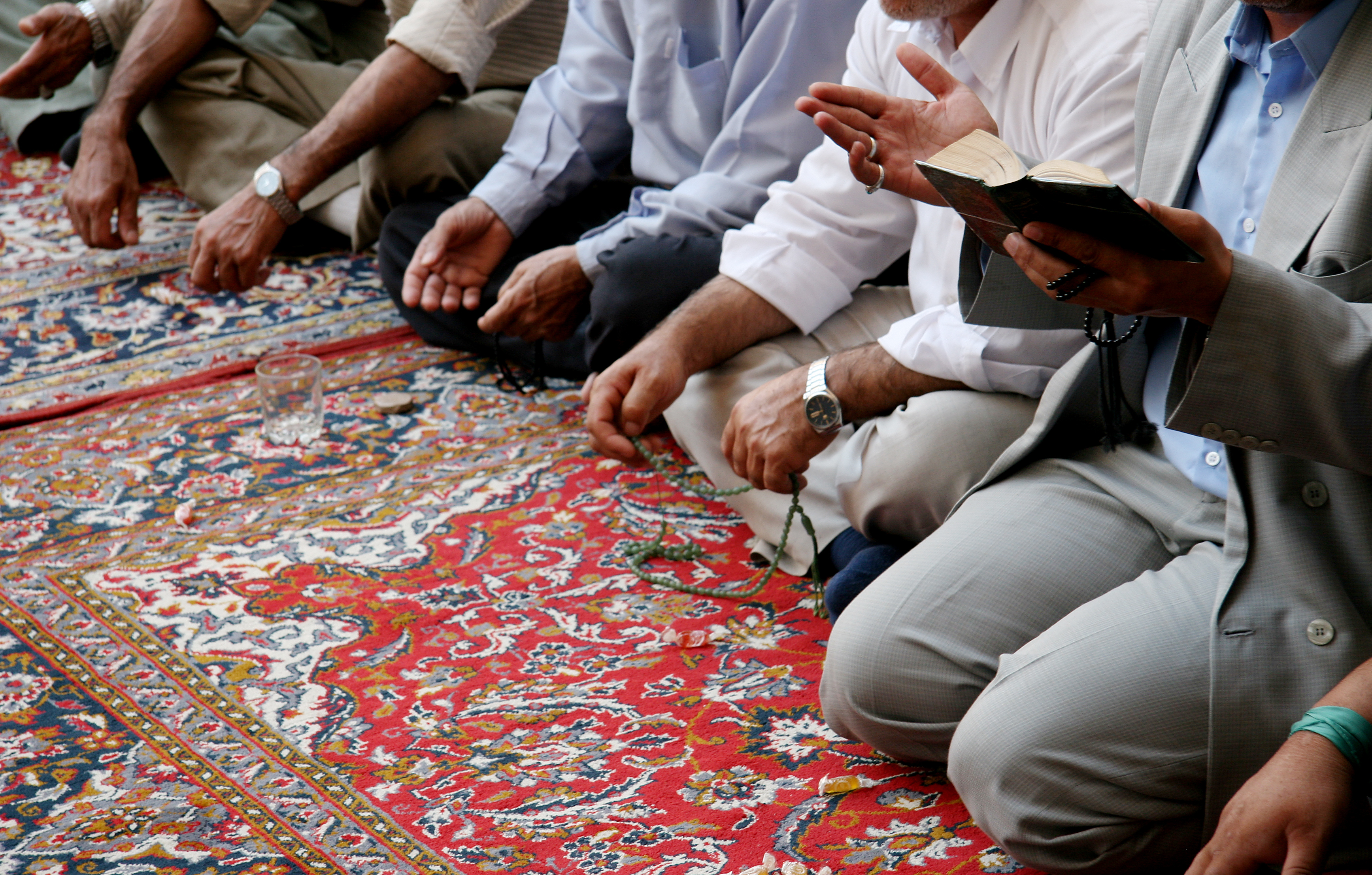 Musulmans en train de prier dans une mosquée | Source : Getty Images