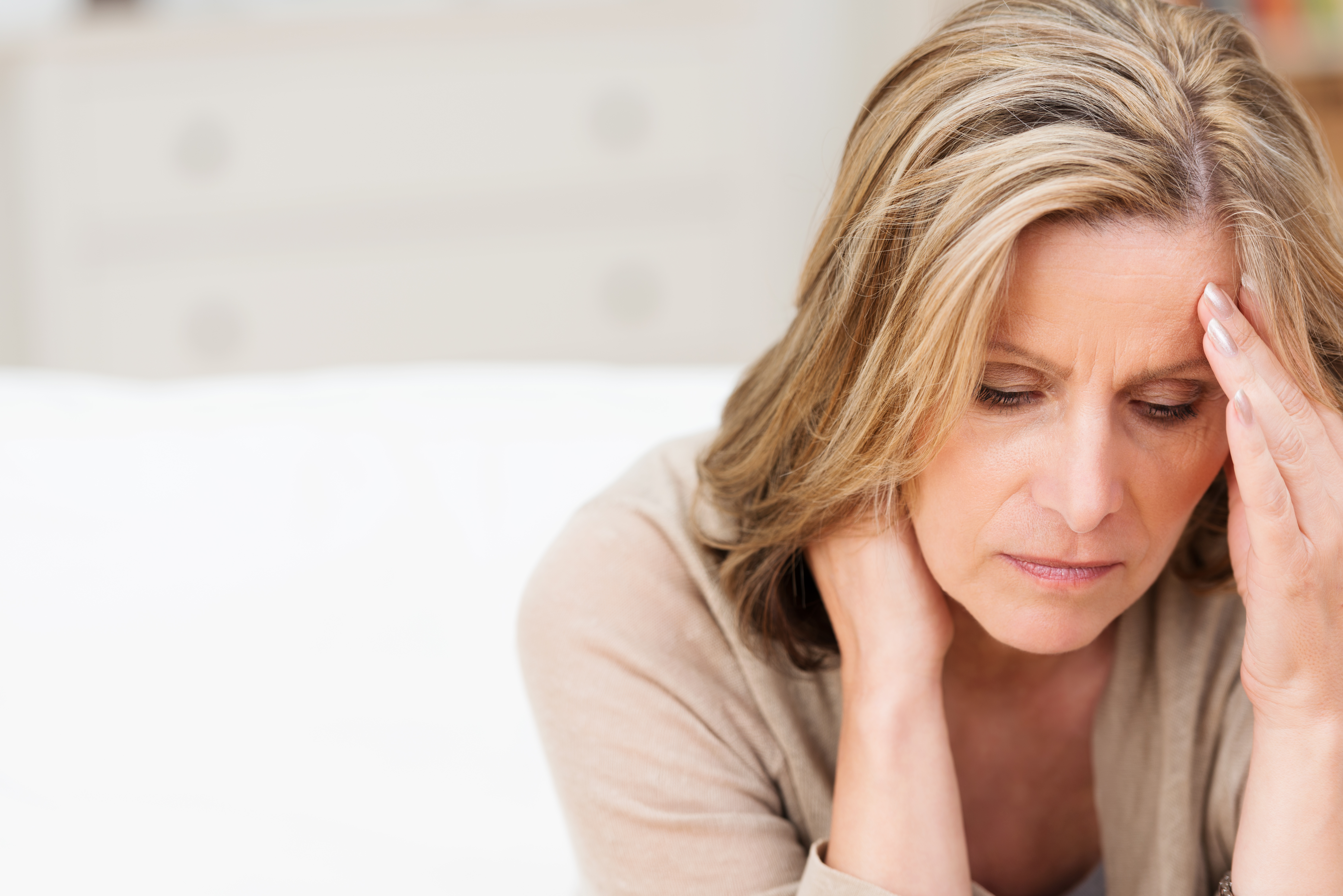 Une femme d'âge moyen stressée. │Source : Shutterstock