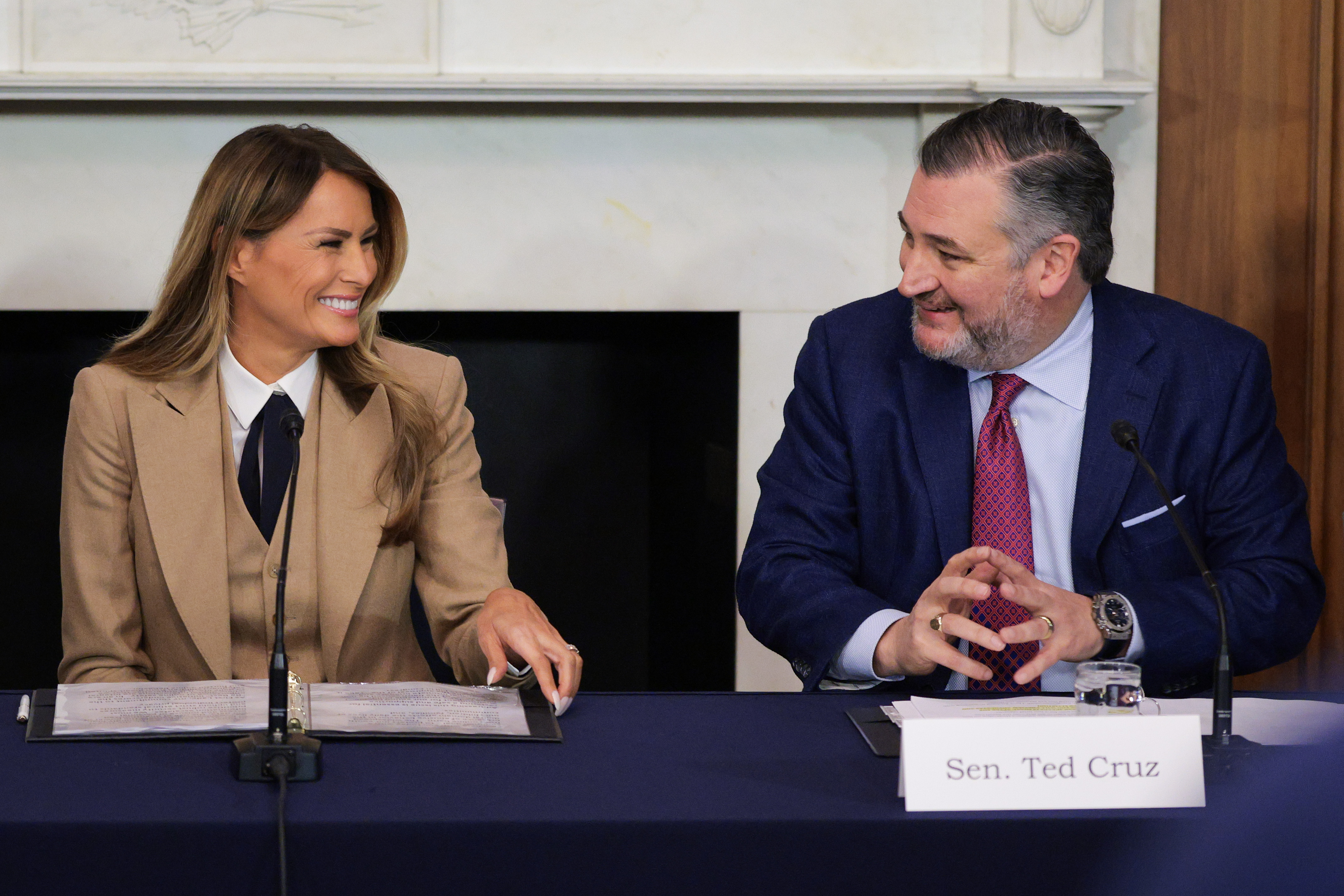 Le sénateur américain Ted Cruz (R-TX) présente et accueille la première dame Melania Trump lors d'une table ronde sur la loi Take It Down dans la salle Mike Mansfield du Capitole des États-Unis, le 3 mars 2025, à Washington, D.C. | Source : Getty Images