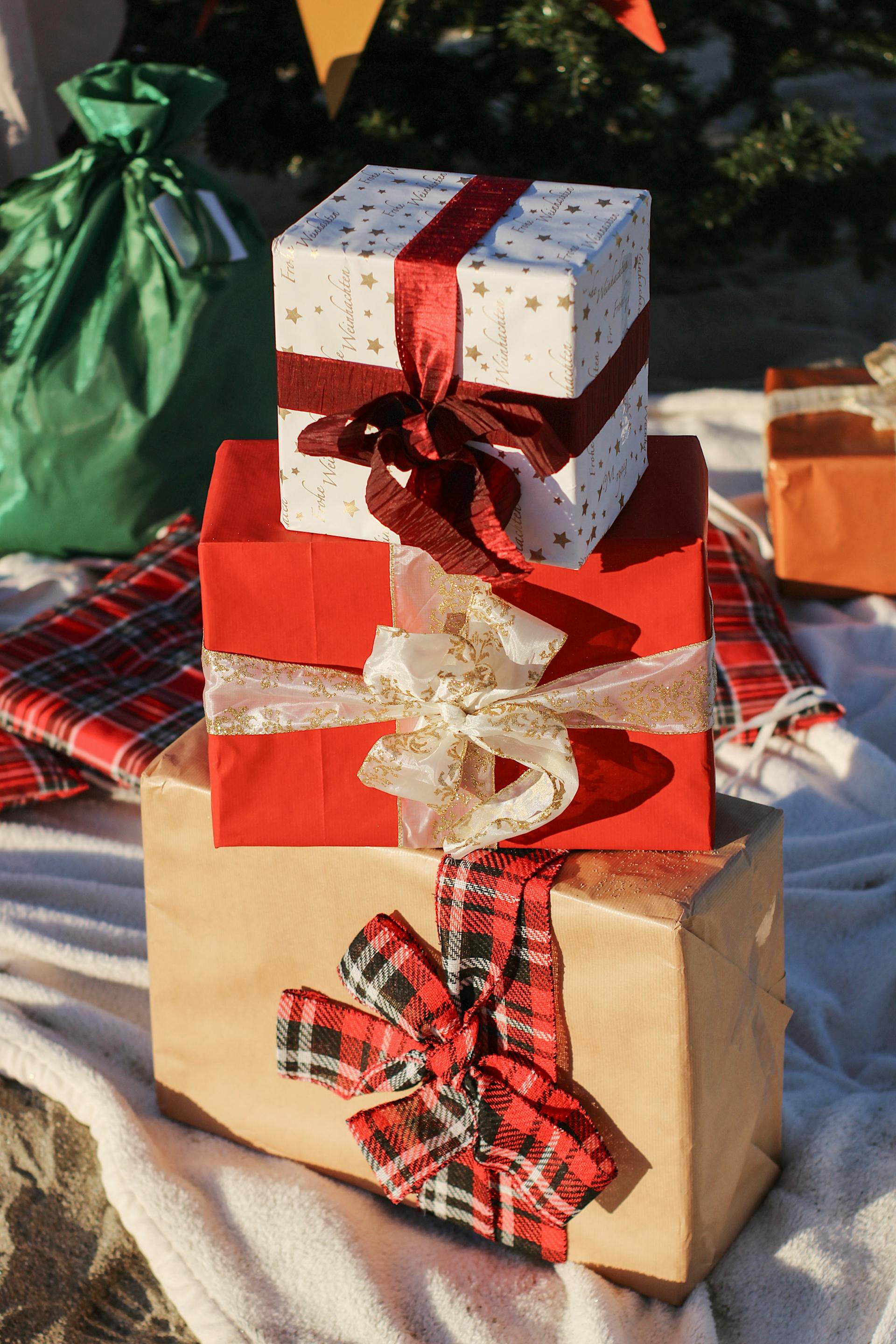 Une pile de cadeaux de Noël emballés | Source : Pexels