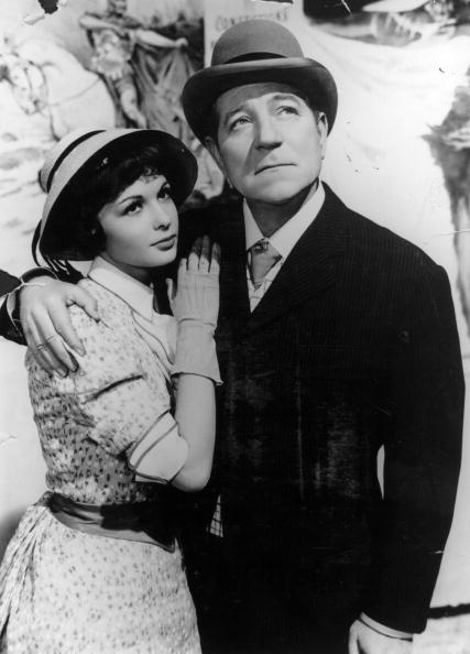  Françoise Arnoul, joue avec Jean Gabin (1904 - 1976),  dans le film'French Can Can' de Jean Renoir, produit par Franco London Film. Photo : Getty Images