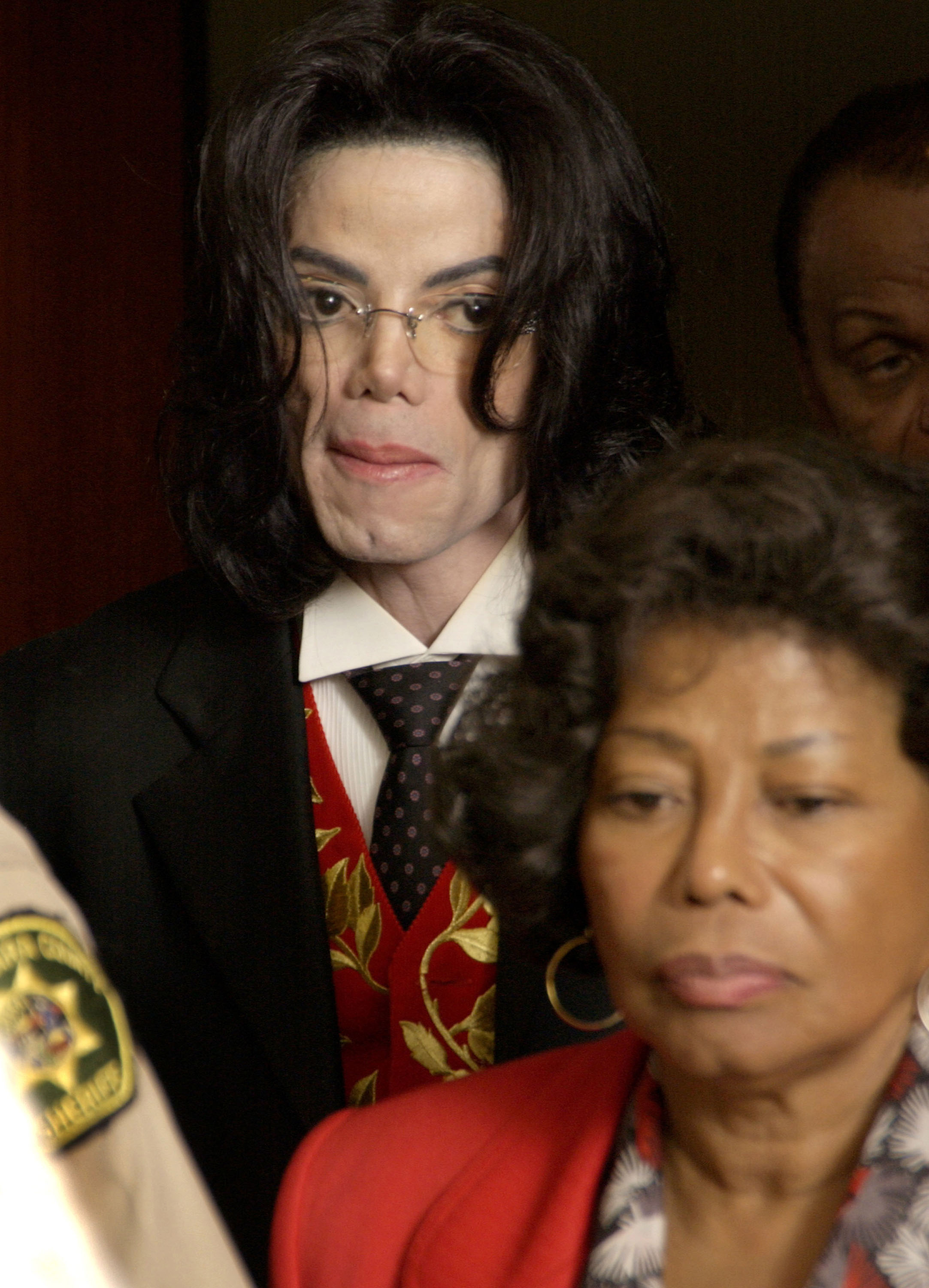 Michael et Katherine Jackson quittent la salle d'audience du palais de justice du comté de Santa Barbara, le 13 mai 2005, à Santa Maria, en Californie. | Source : Getty Images