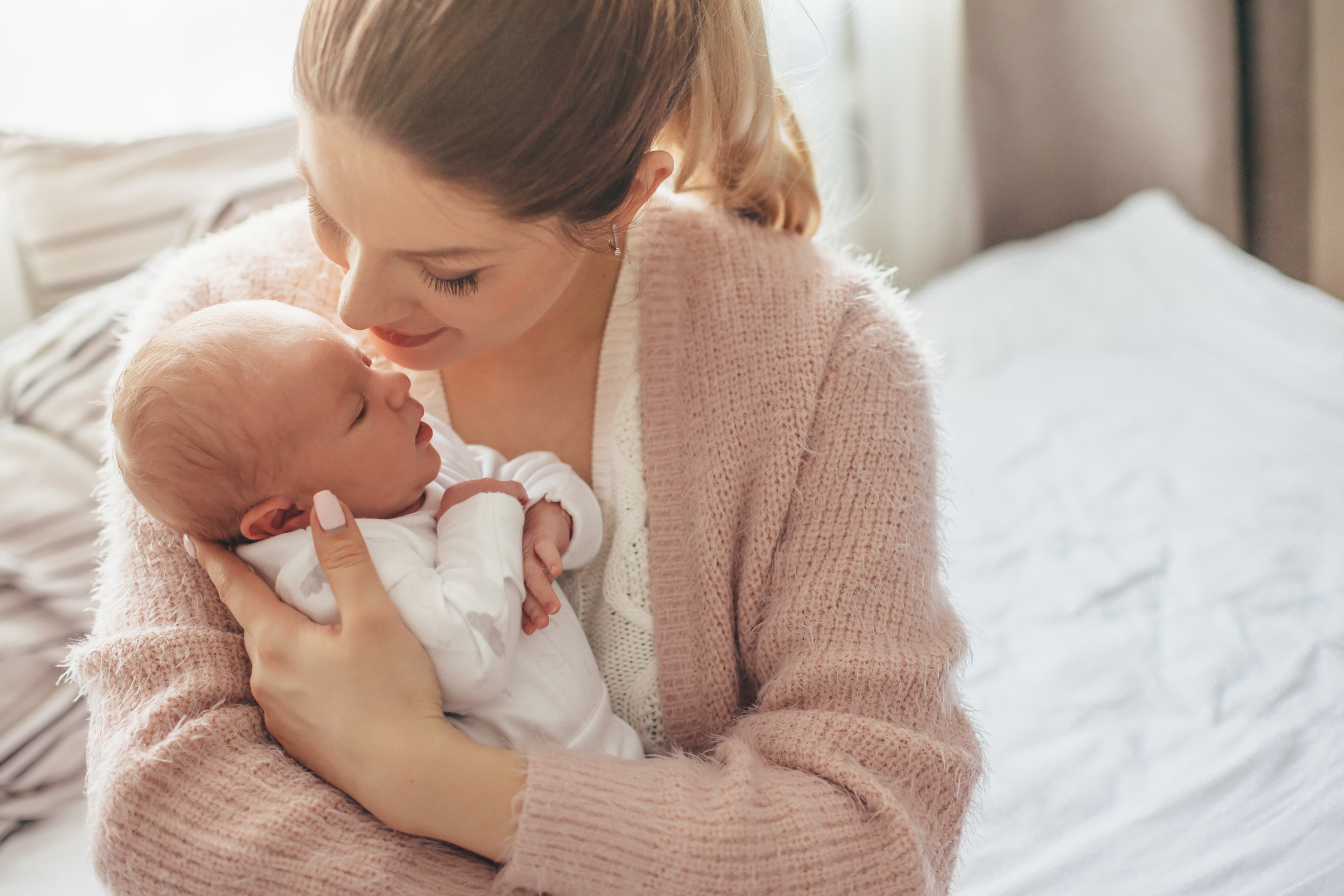 Mère tenant son nouveau-né | Source : Shutterstock