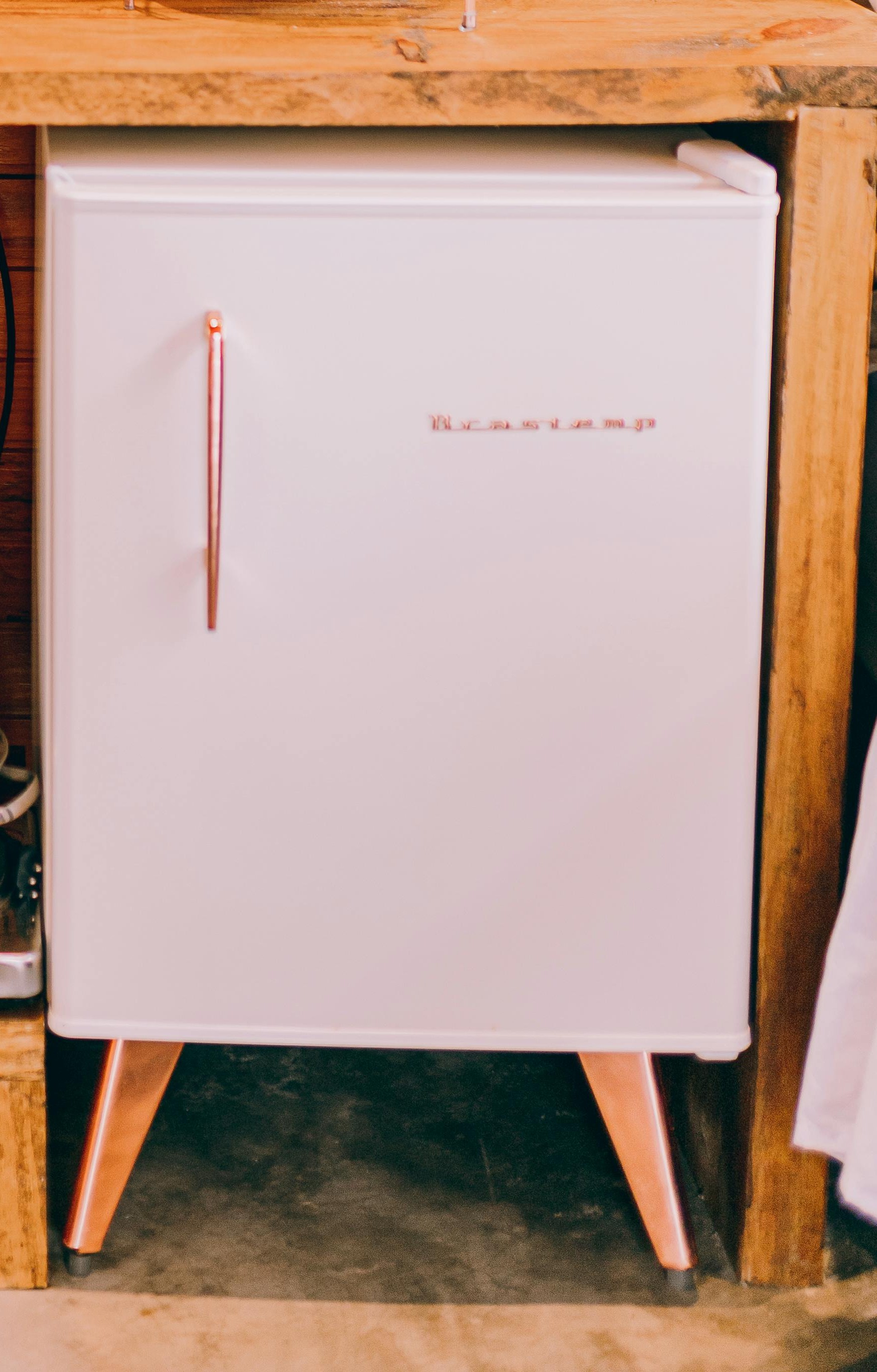 Un mini réfrigérateur sous le bureau | Source : Pexels